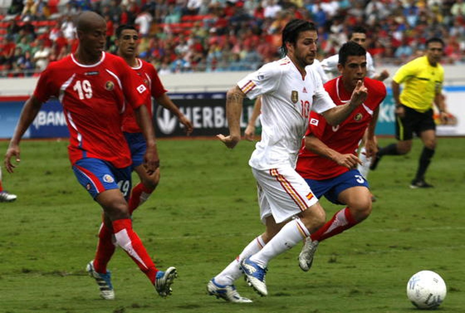 Un gol en el descuento de Villa salvó el empate de la selección española tras tener que remontar dos goles después de un desastroso primer tiempo.

Foto: efe