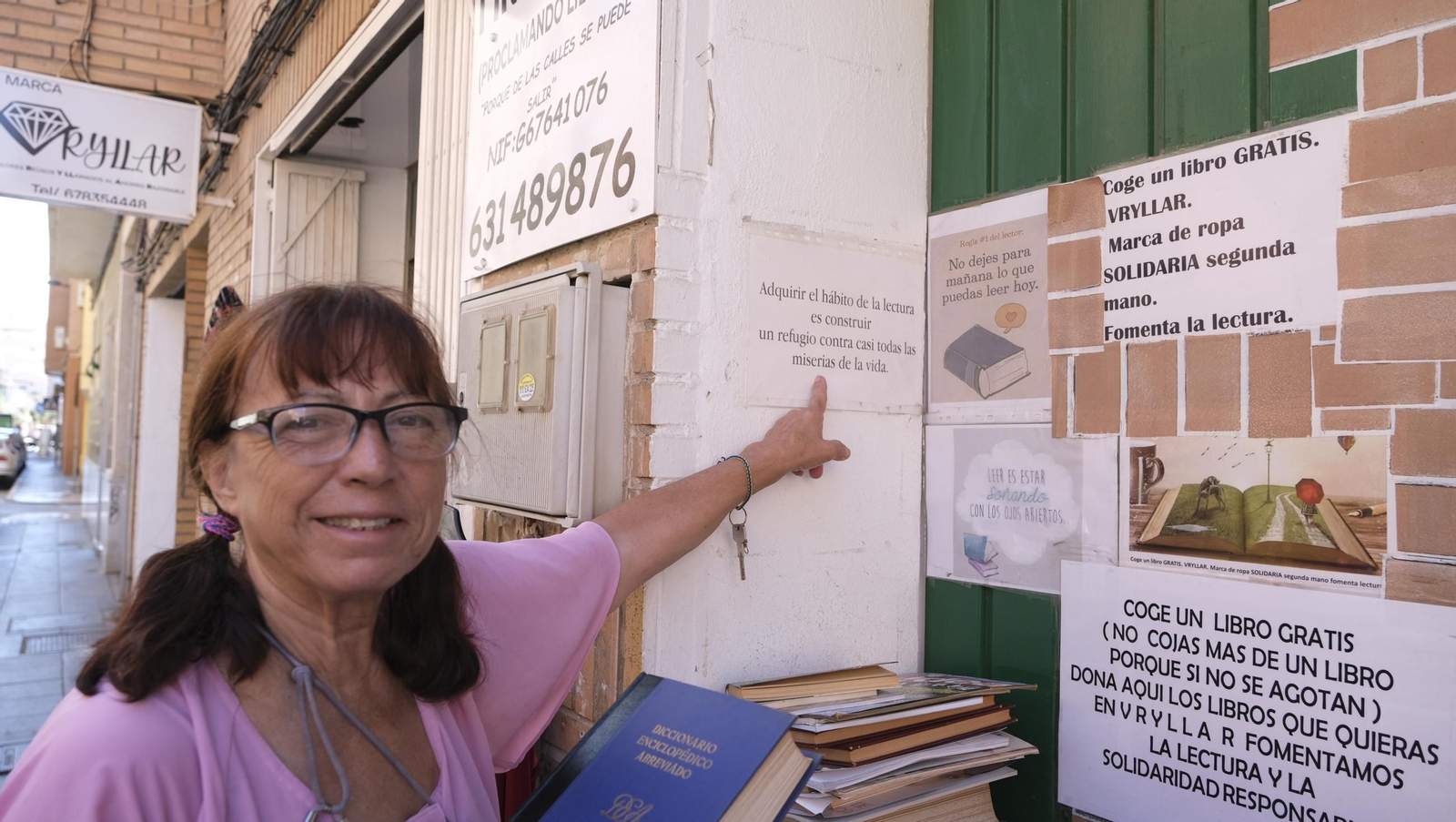 Las imágenes de la asociación que regala libros y ropa a las personas sin hogar en El Zapillo