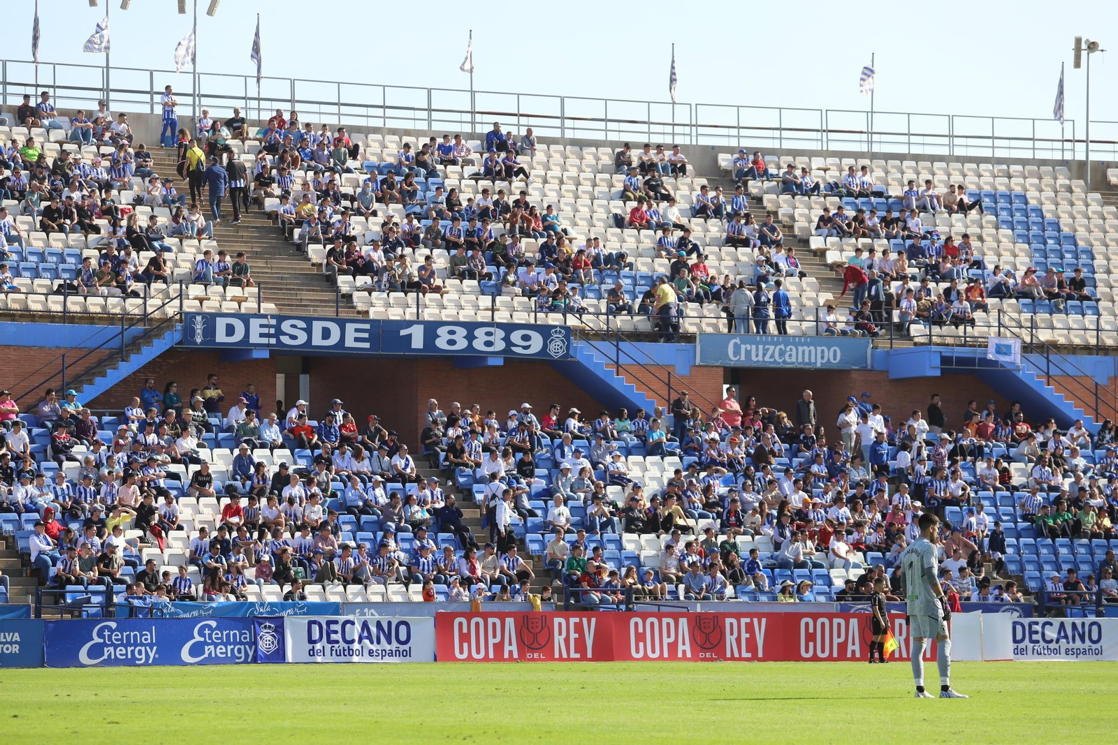 Imágenes del gran ambiente en el Nuevo Colombino para ver el  Recre-Burgos