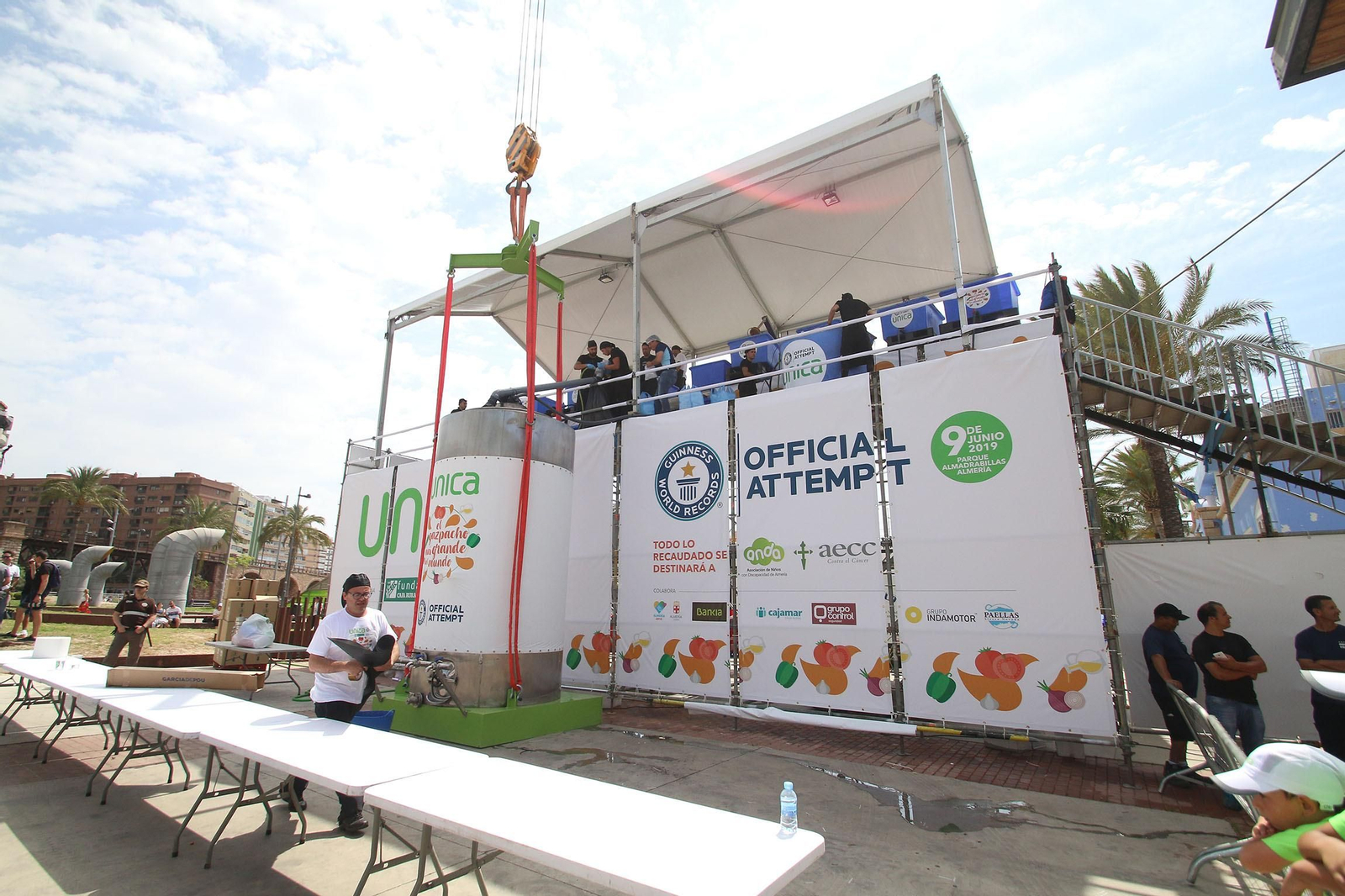 Fotogalería del récord Guinnes del gazpacho más grande del mundo