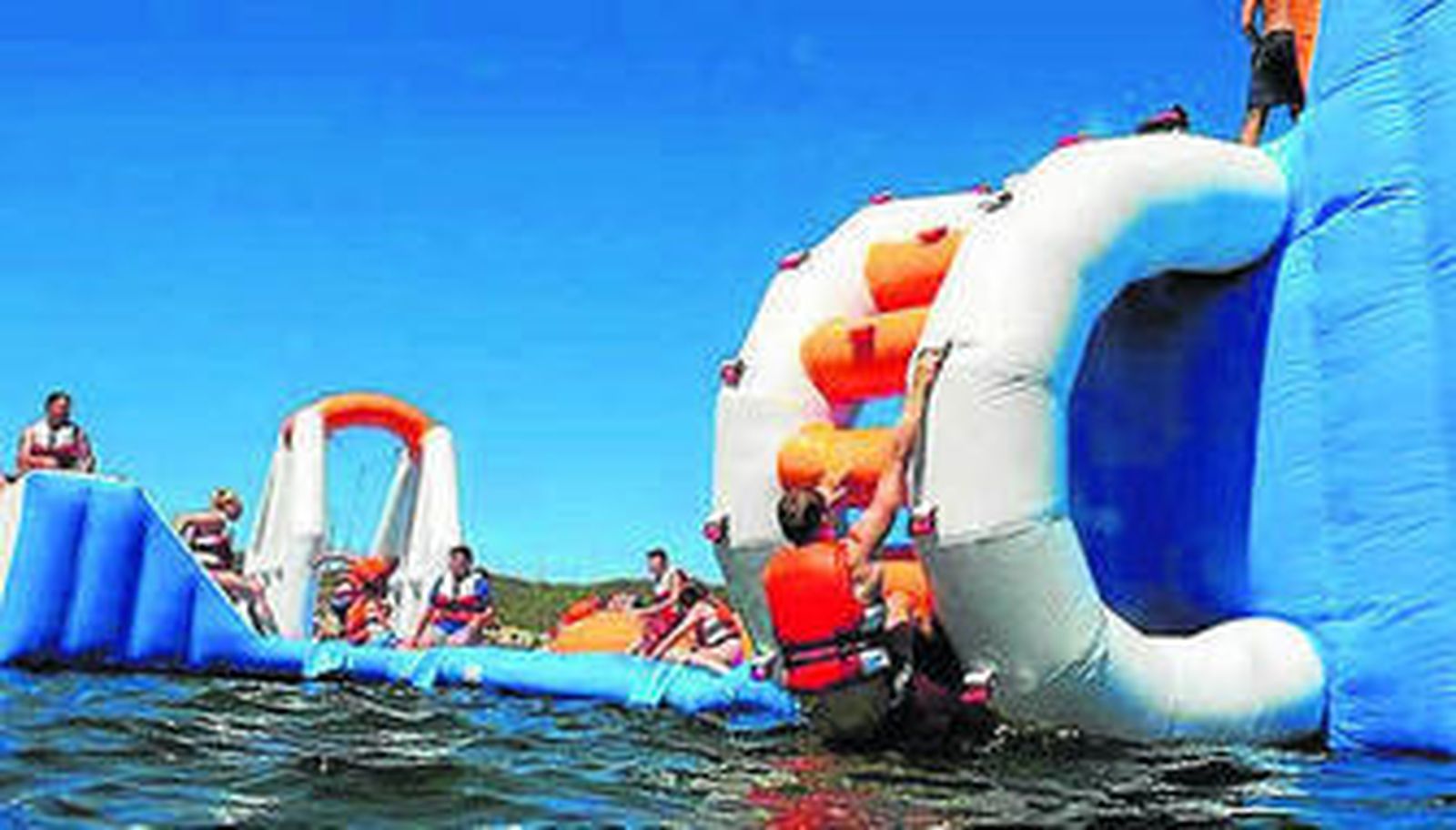 Toboganes a la orilla de la playa