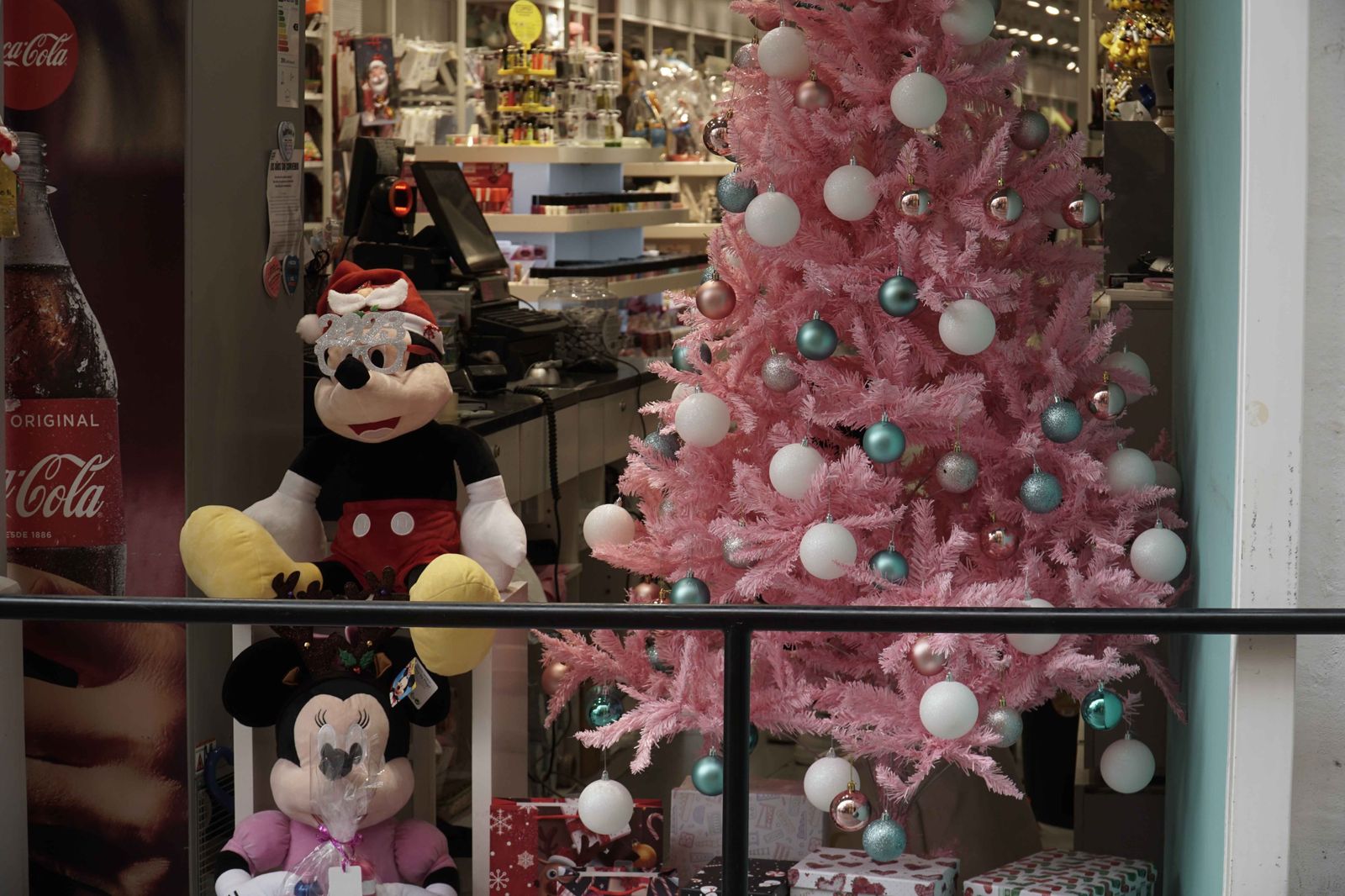 Adornos navideños en los escaparates