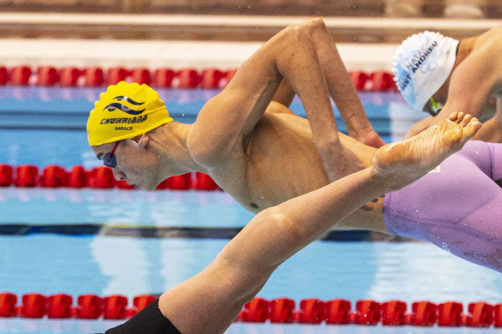 Carlos Garach se lanza a la piscina.