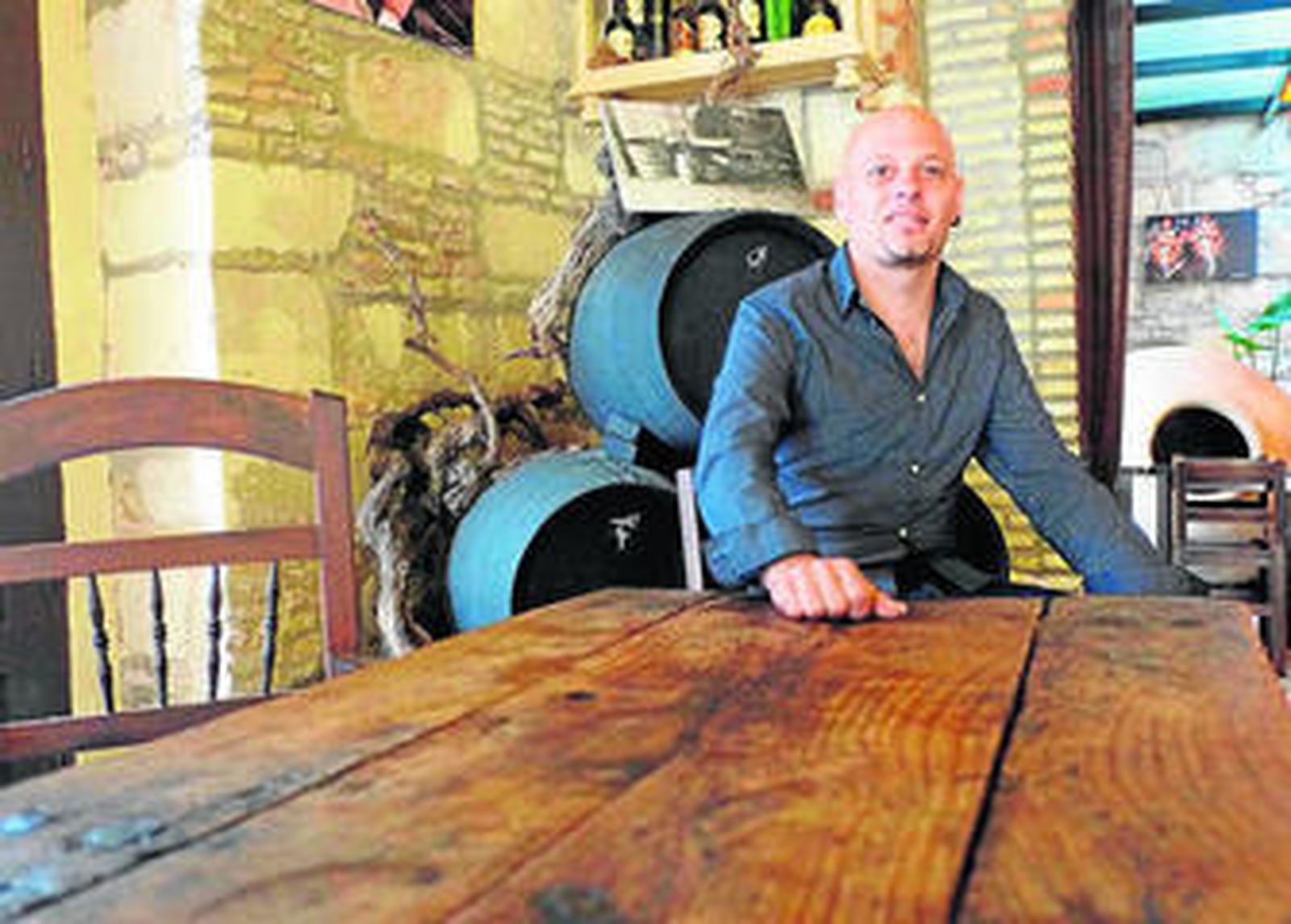 Iván El Torrán posa para la entrevista en el Tabanco El Guitarrón.