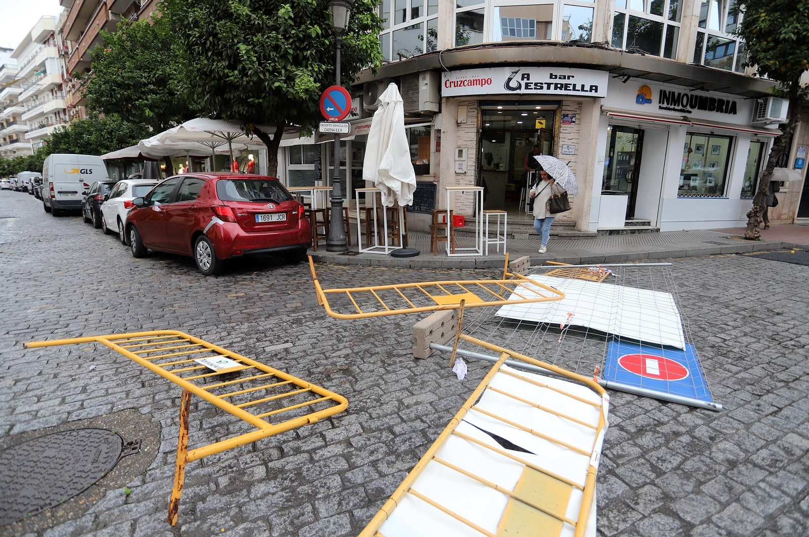 Día de lluvia, viento y frío en Huelva, en imágenes