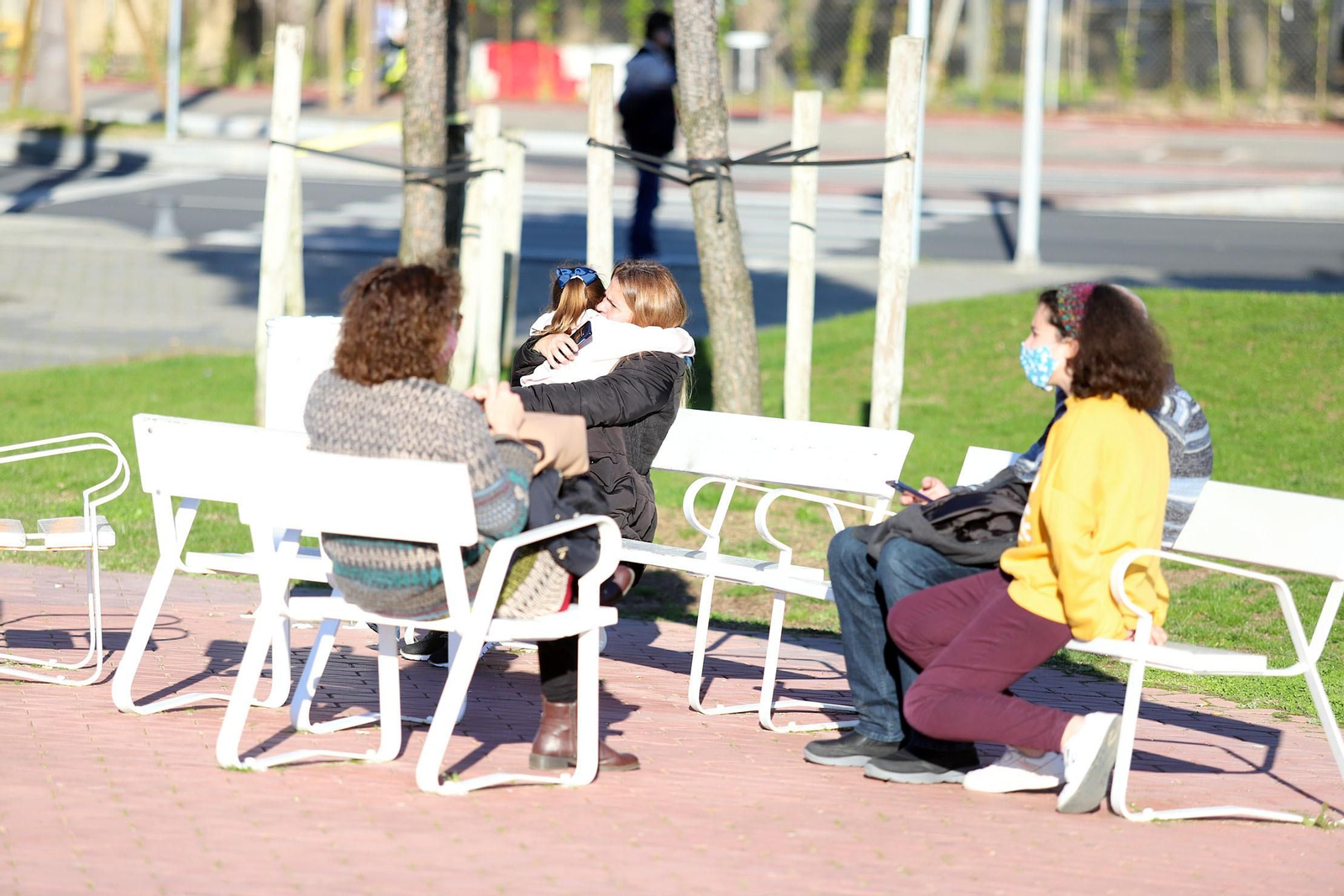 El buen tiempo del sábado llena de onubenses el Paseo de la Ría