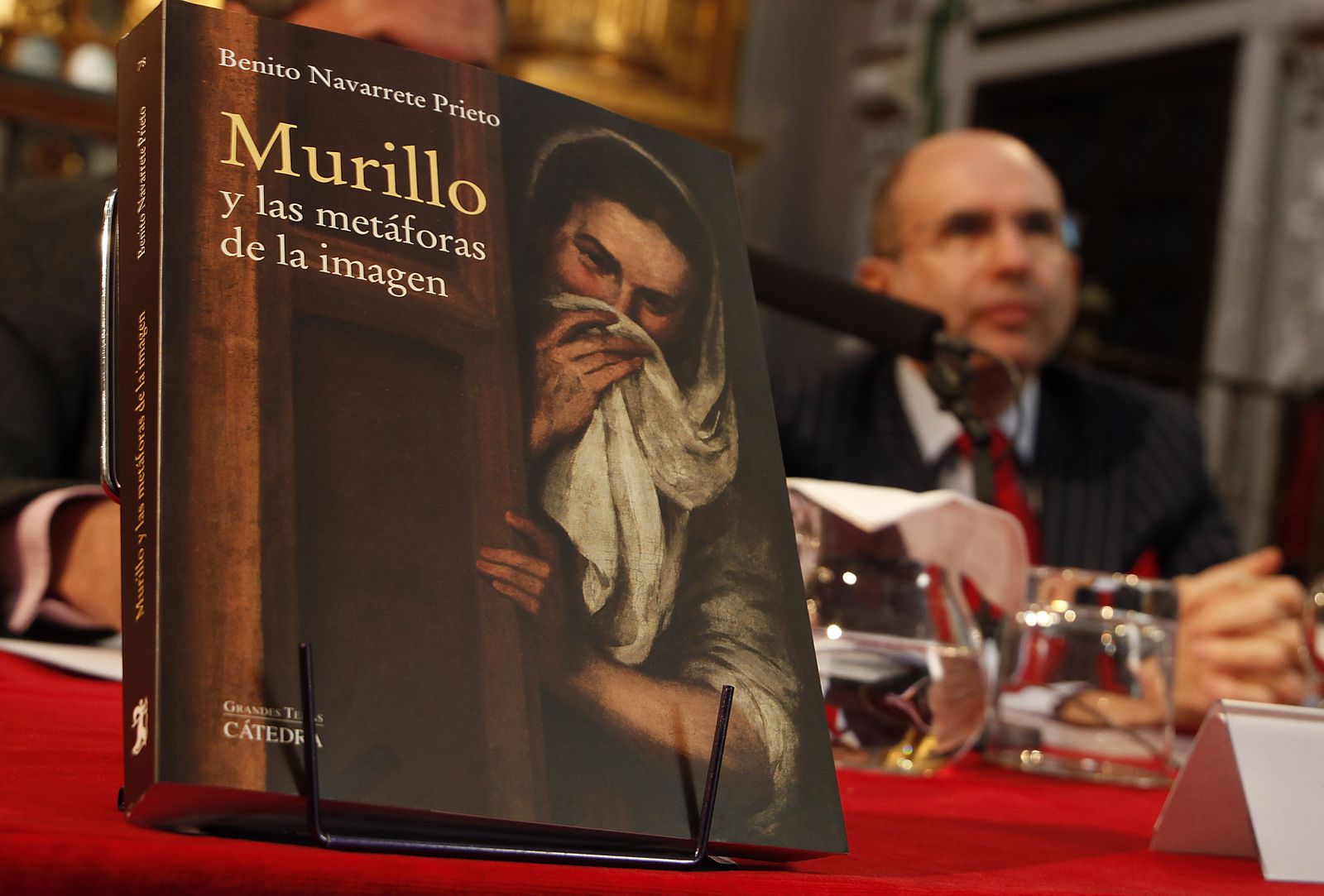 El libro, con su autor de fondo.