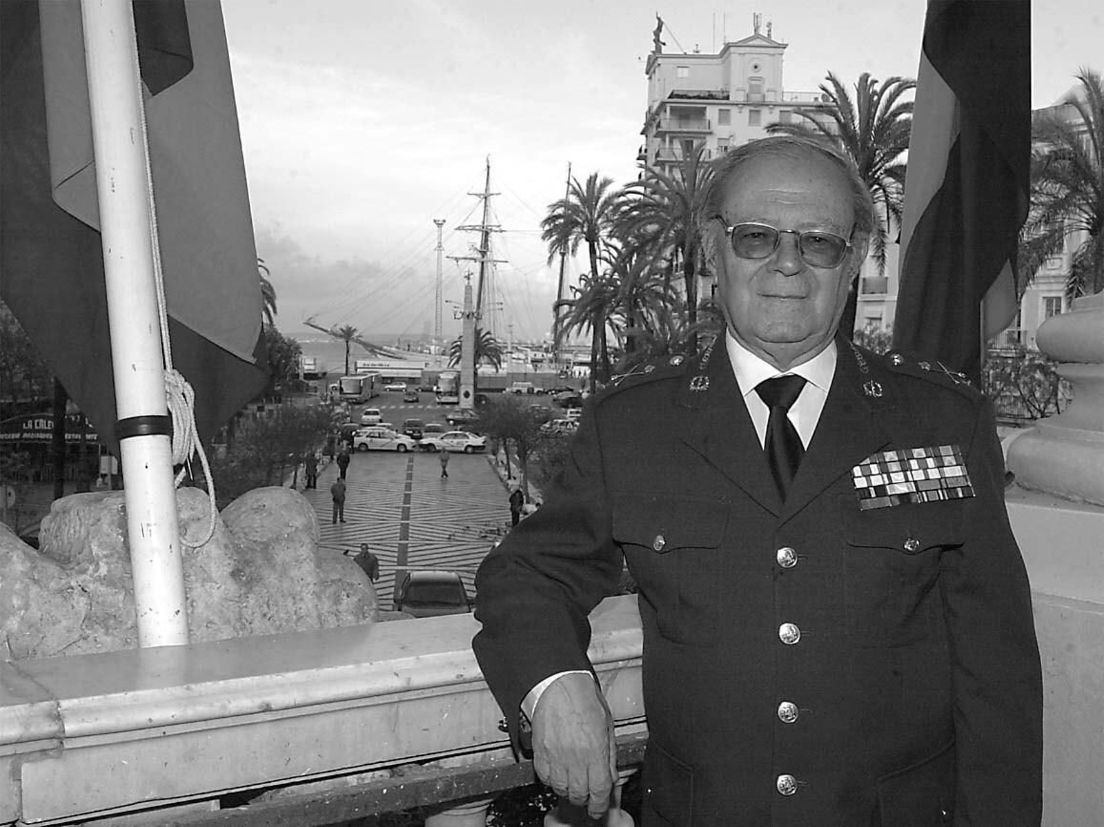 El general José Cervera Pery, fotografiado en 2002 con el 'Elcano' al fondo.