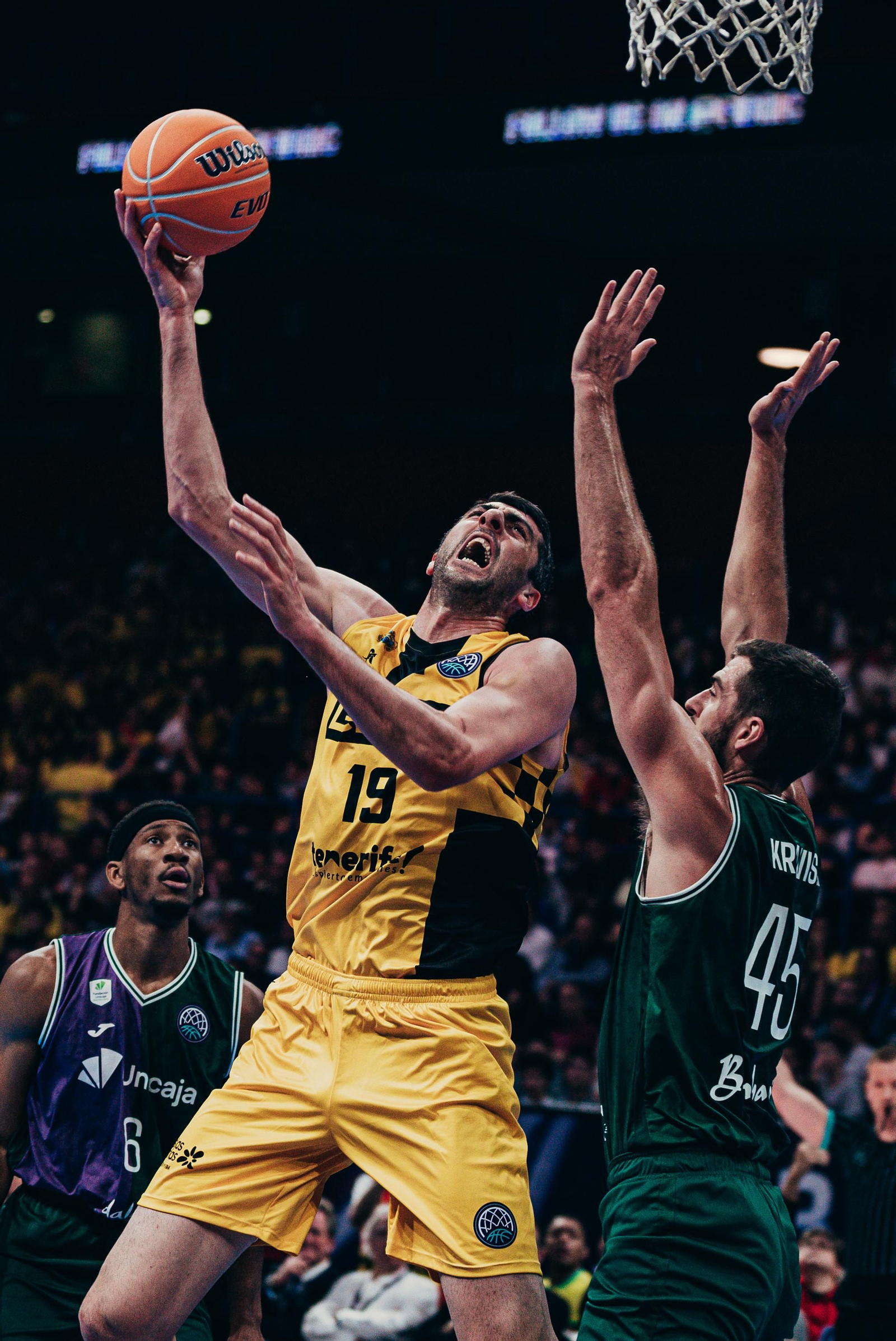 Las fotos de la final de la BCL entre Lenovo Tenerife y Unicaja Baloncesto