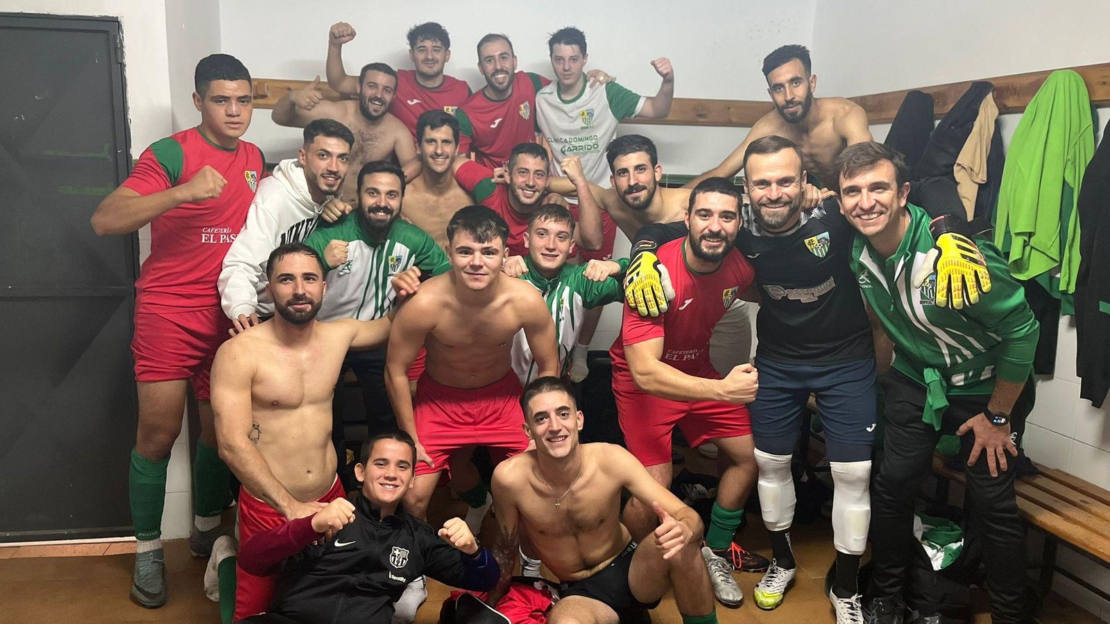 El Ibros CF celebra su amplio triunfo ante el Lupión Atlético.