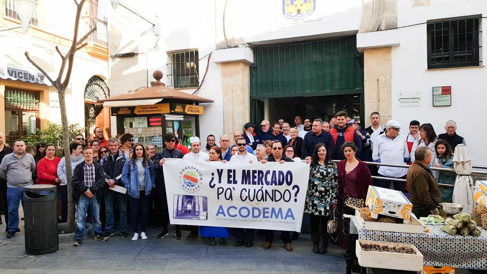 Los placeros del mercado de La Concepción esta mañana, junto a representantes de Revive Puerto y comerciantes de La Placilla, a las puertas de la plaza.