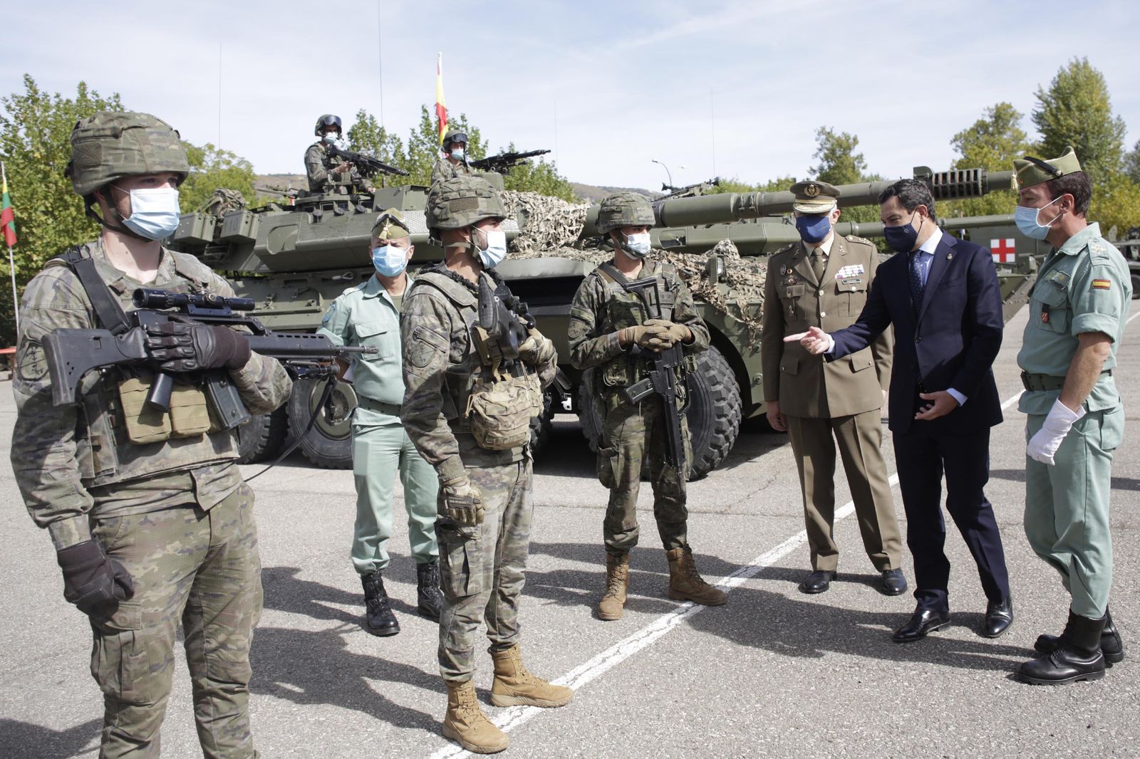 Fotos de la visita de Juanma Moreno a la Legión en Ronda