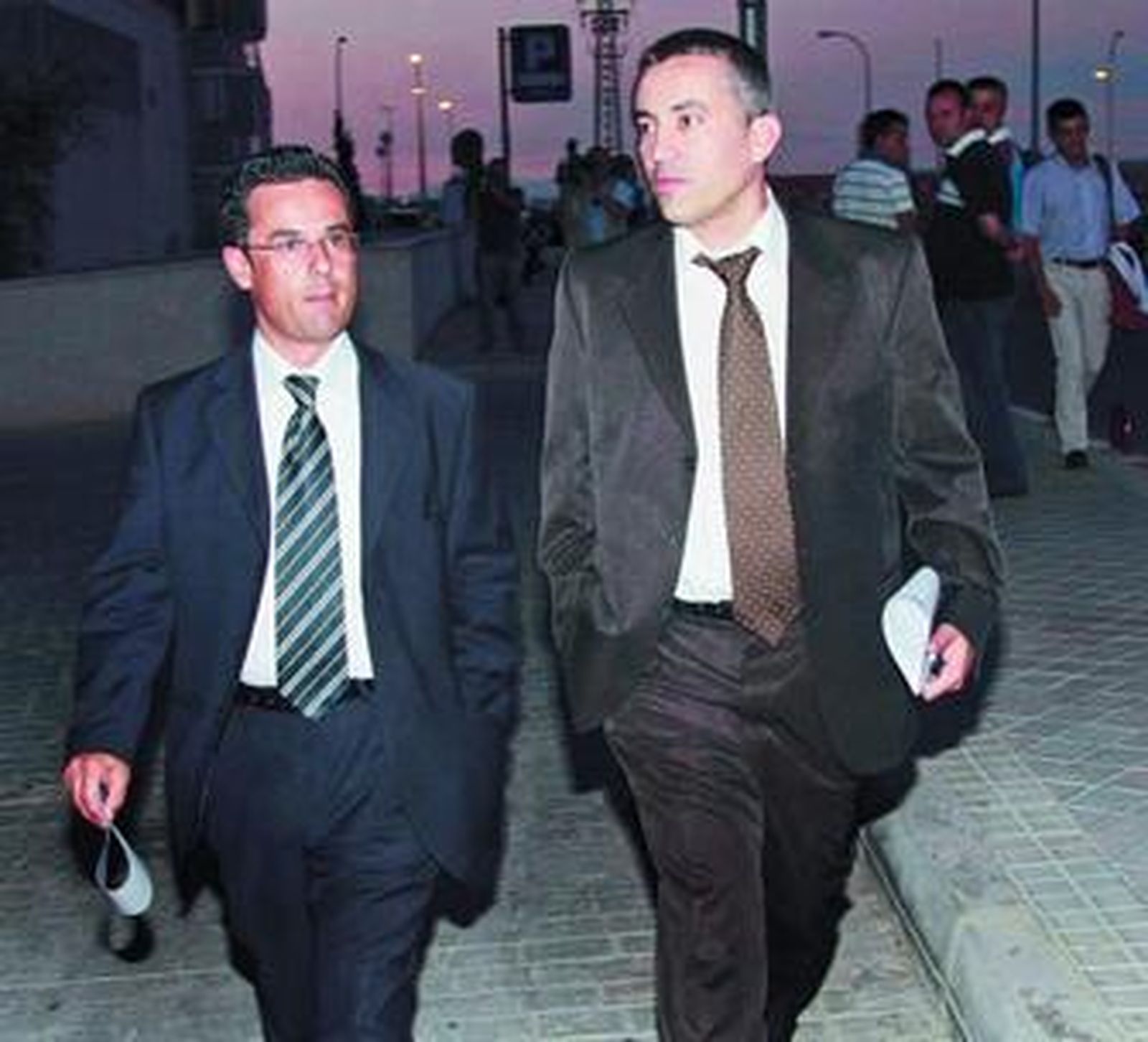 Javier Mendoza, subdirector de Spanair -izqda.-, anoche junto al portavoz de la compañía, Héctor Sandoval.