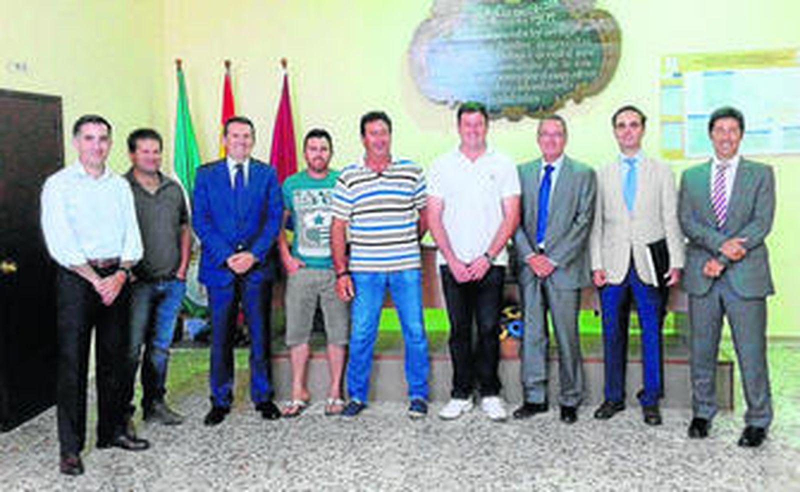 Representantes de la Comunidad de Regantes de Monte Algaida y Caja Rural de Sur en la sede de la entidad agraria.