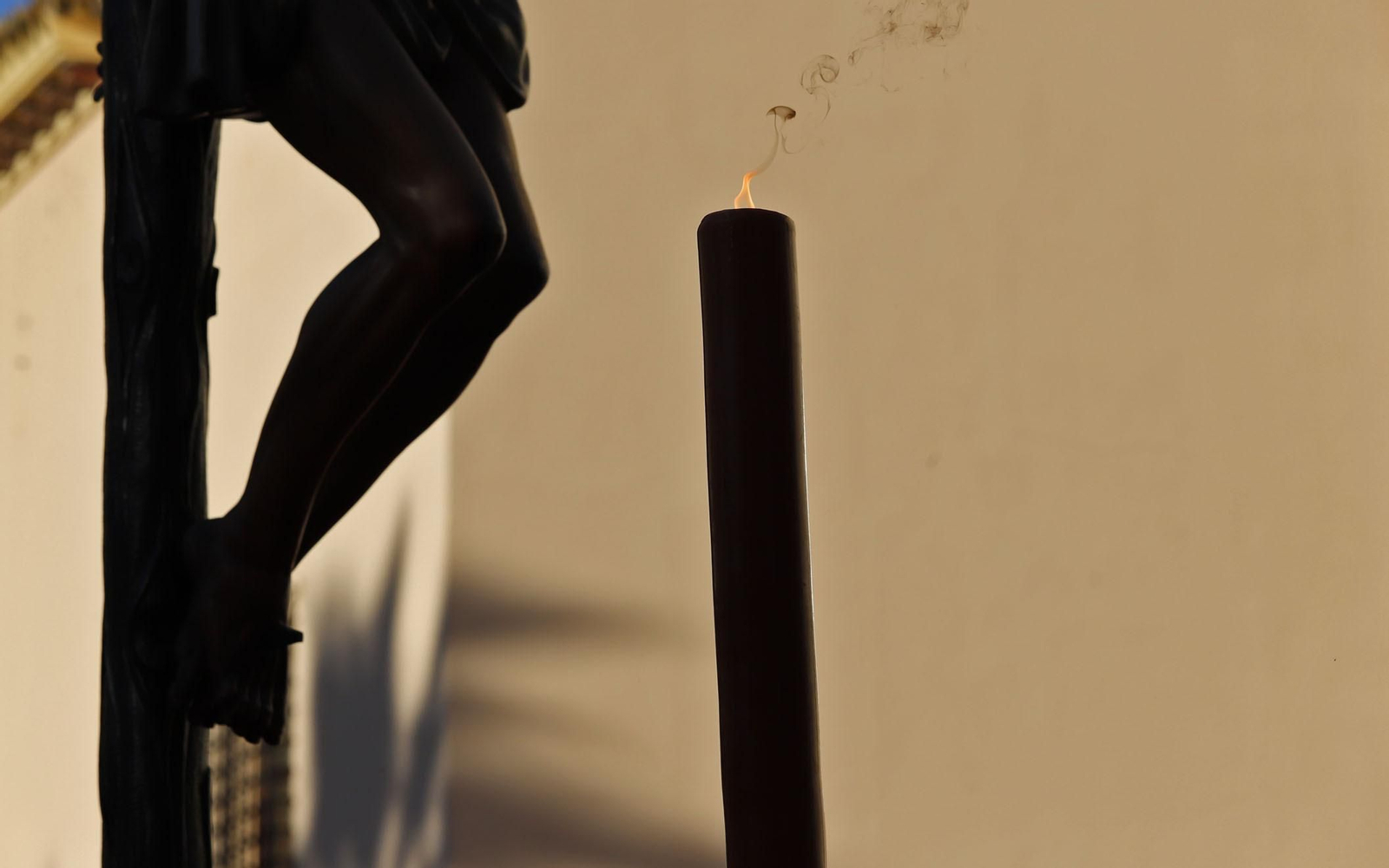 La Hermandad de la Buena Muerte procesiona por las calles de Huelva