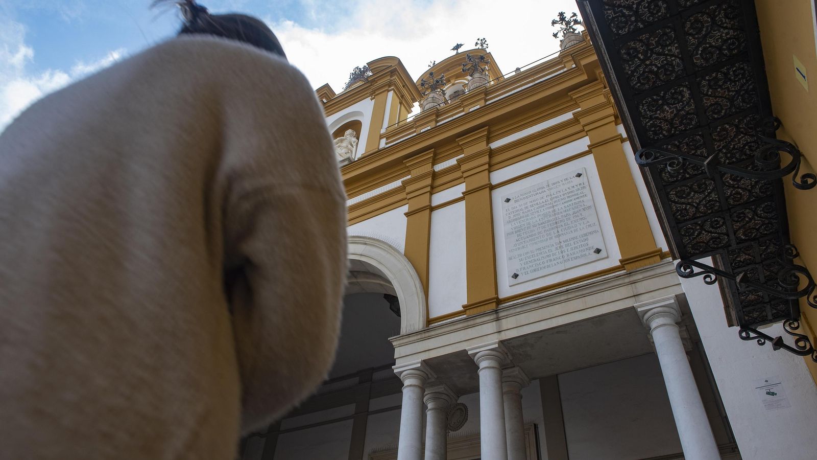 La lápida que conmemora la coronación de 1964 en la que se alude a Franco en el párrafo final.