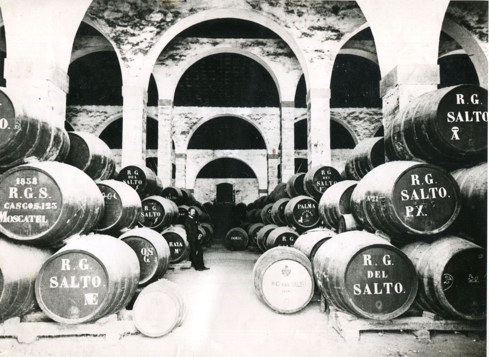 Rafael García del Salto Valiente, venencia en mano, en una de sus bodegas.