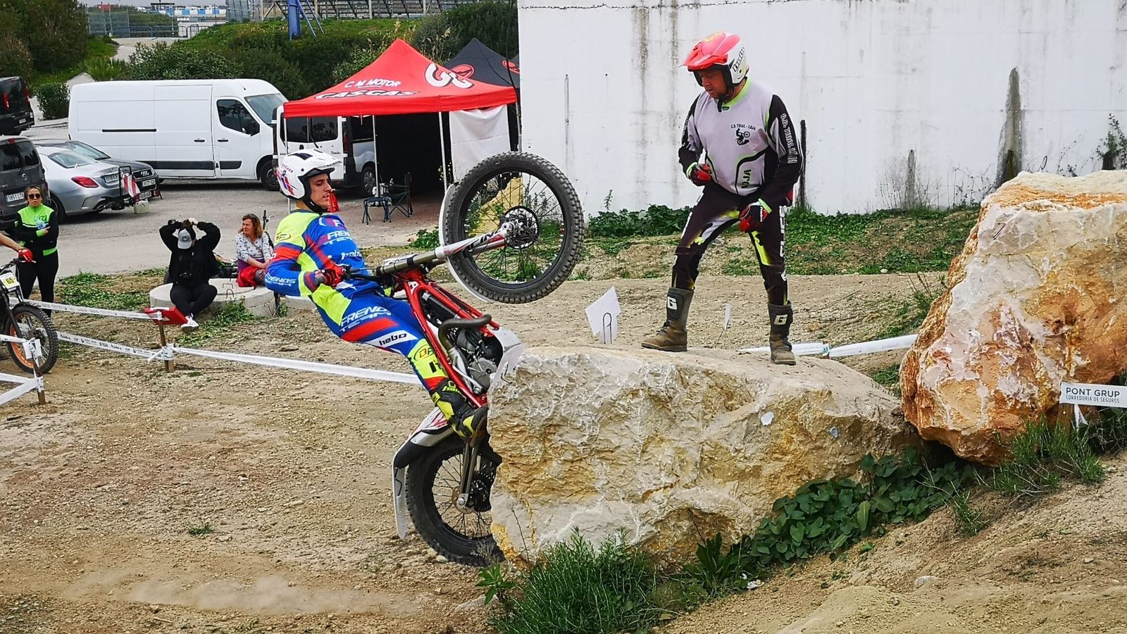 Un piloto intenta subir a una enorme piedra.