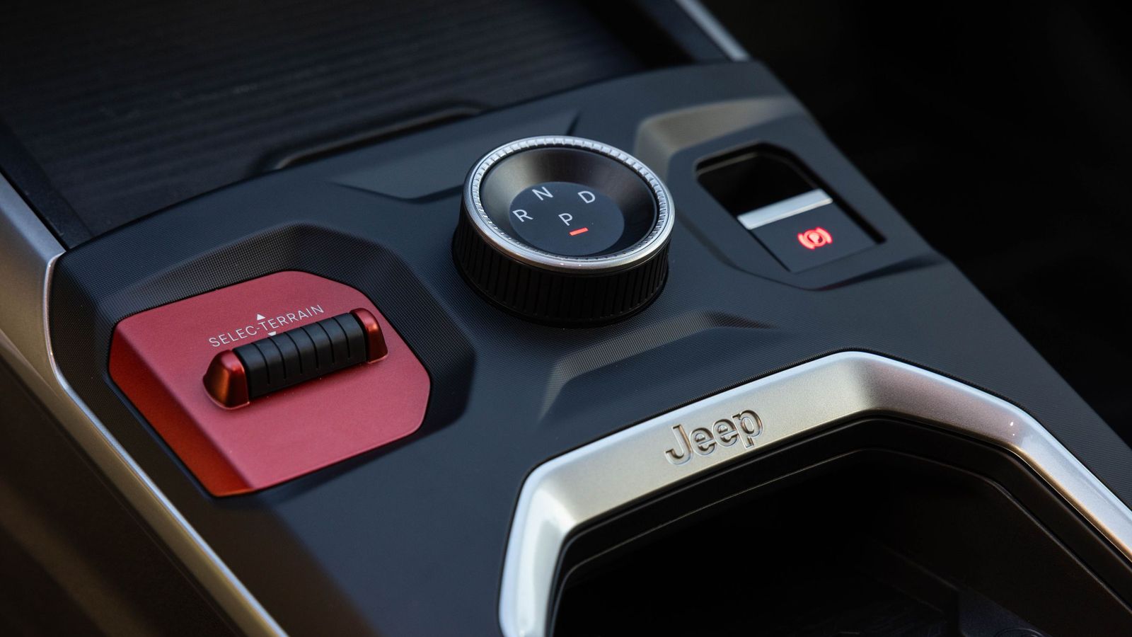 Este mando de goma situado a la izquierda del cambio permite elegir la configuración de un buen número de elementos para conseguir la mayor eficacia en función del terreno por el que se transita.