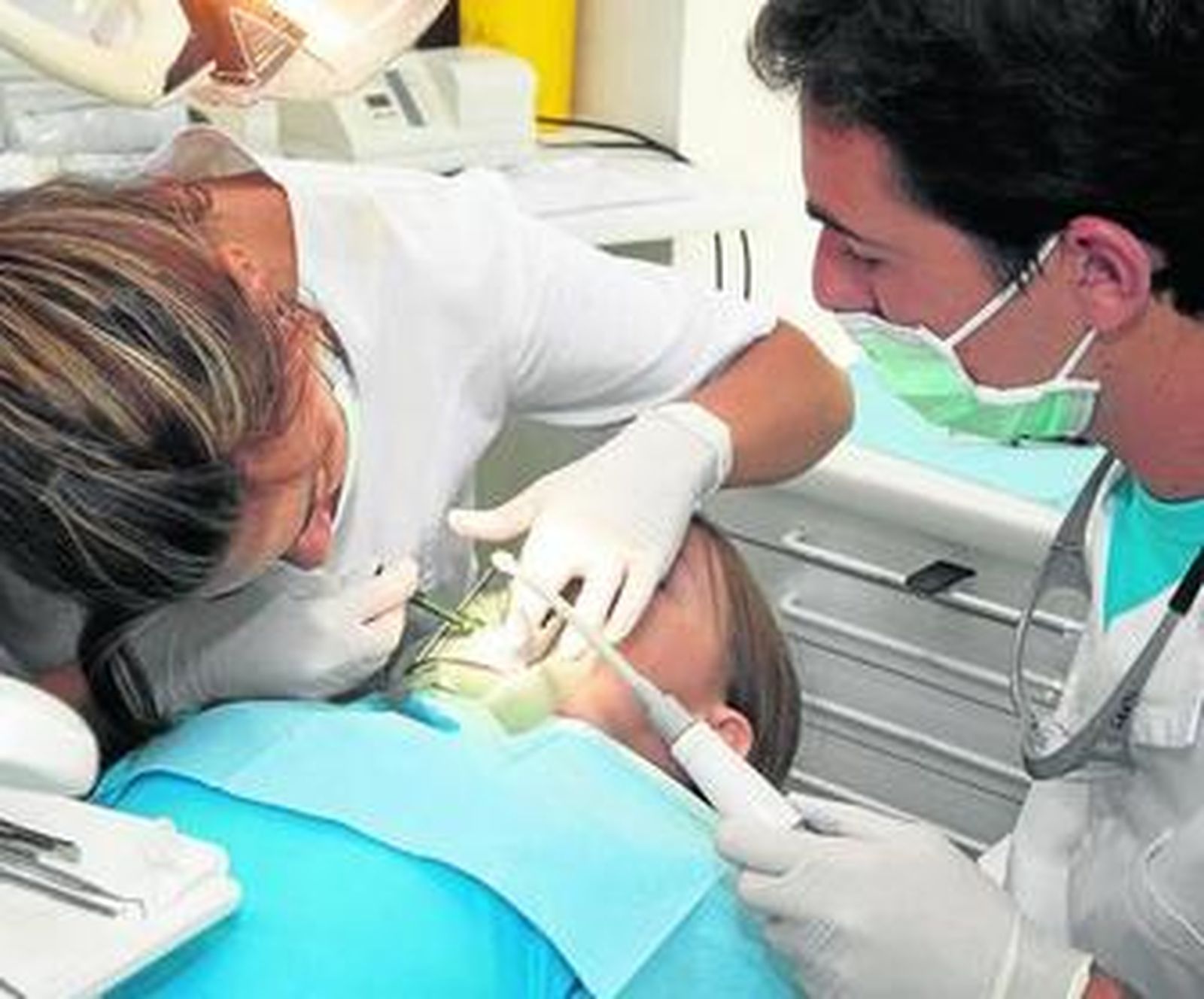 Una profesional de la odontología en plena consulta.