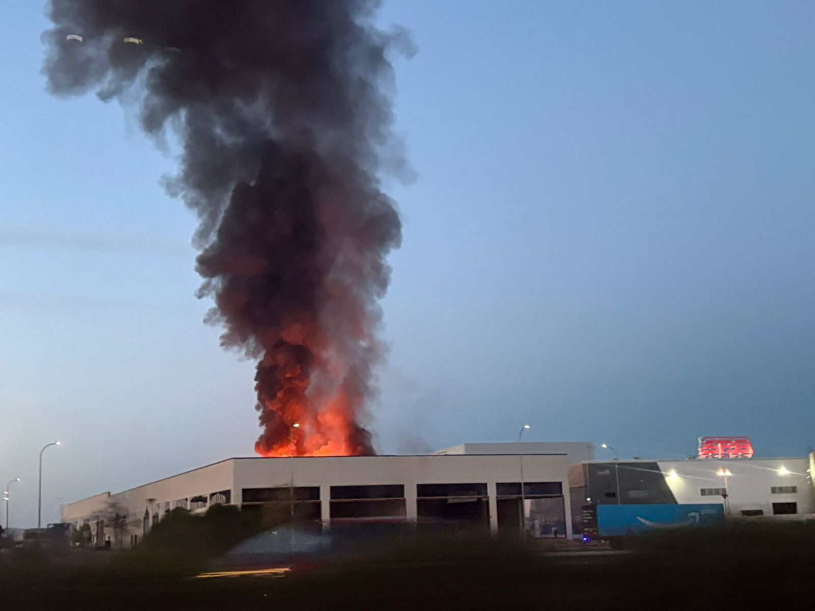 Incendio en una nave de Huévar del Aljarafe