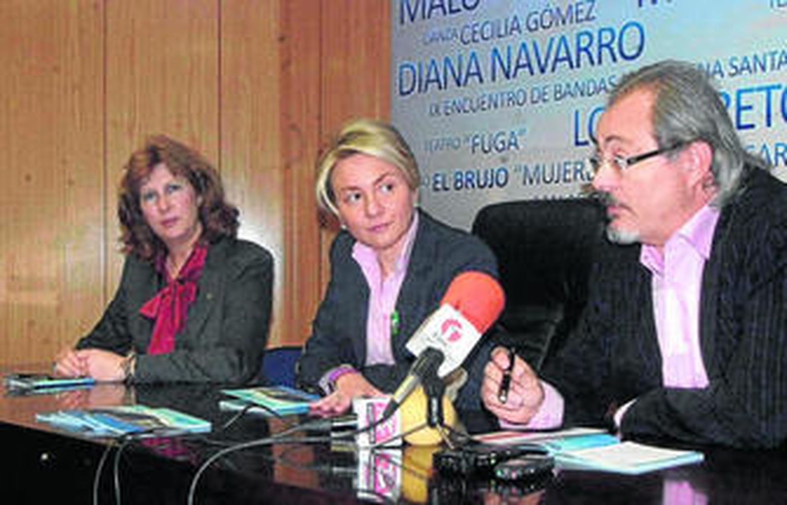 Eloísa Cabrera, junto a María Dolores Ortega y Juan José Martín, ayer, presentando la programación.