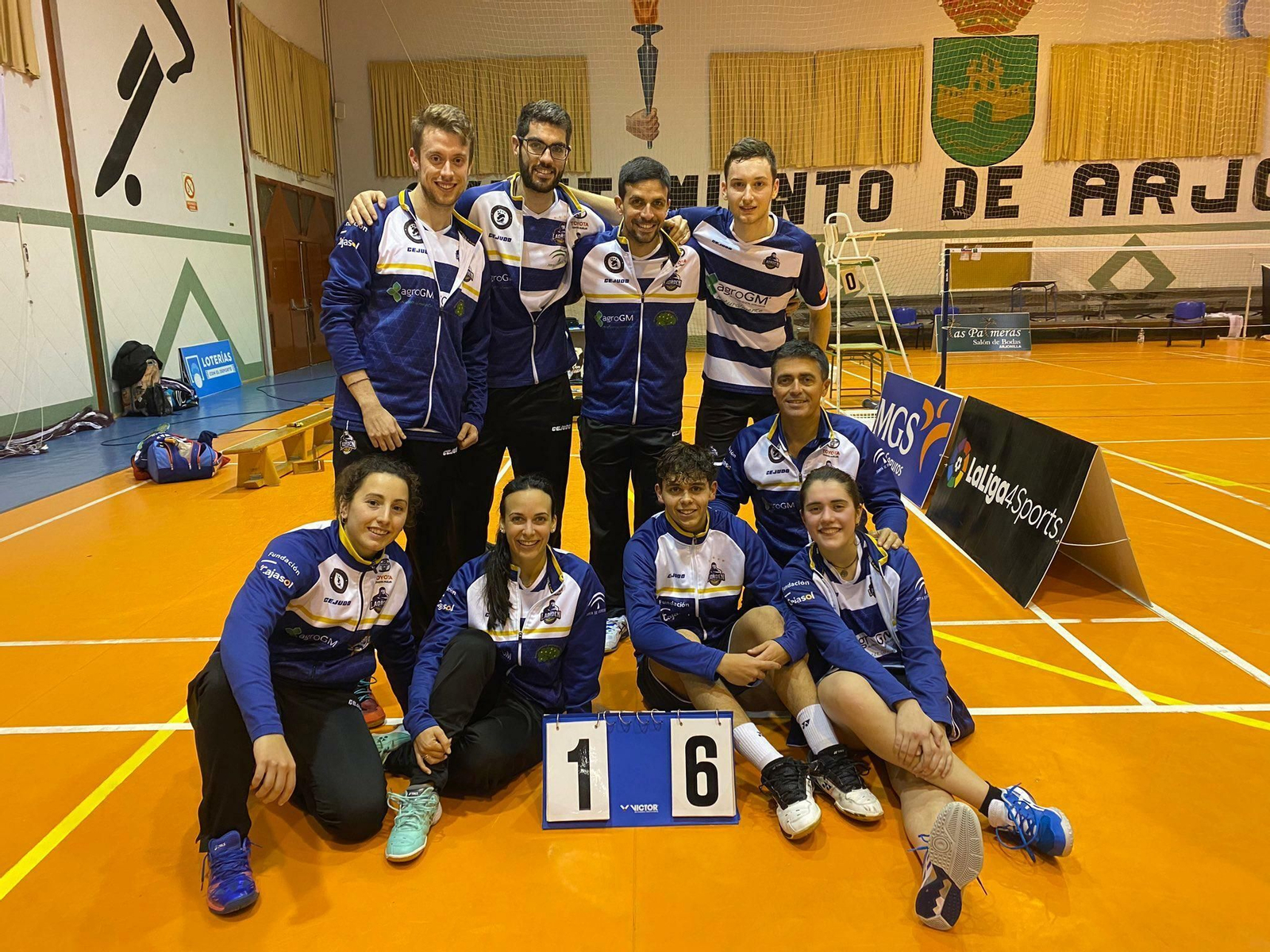 El IES La Orden celebra su victoria ante el Arjonilla posando con el marcador El IES La Orden celebra su victoria ante el Arjonilla posando con el marcador