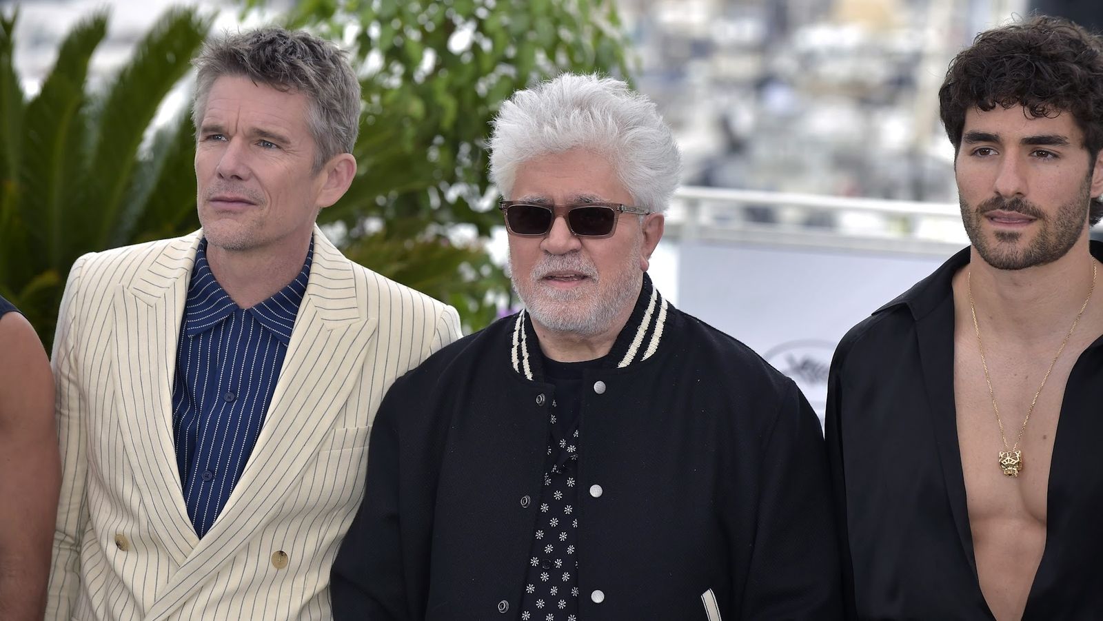 El director manchego, Pedro Almodóvar junto al actor Ethan Hawke y José Conessa.