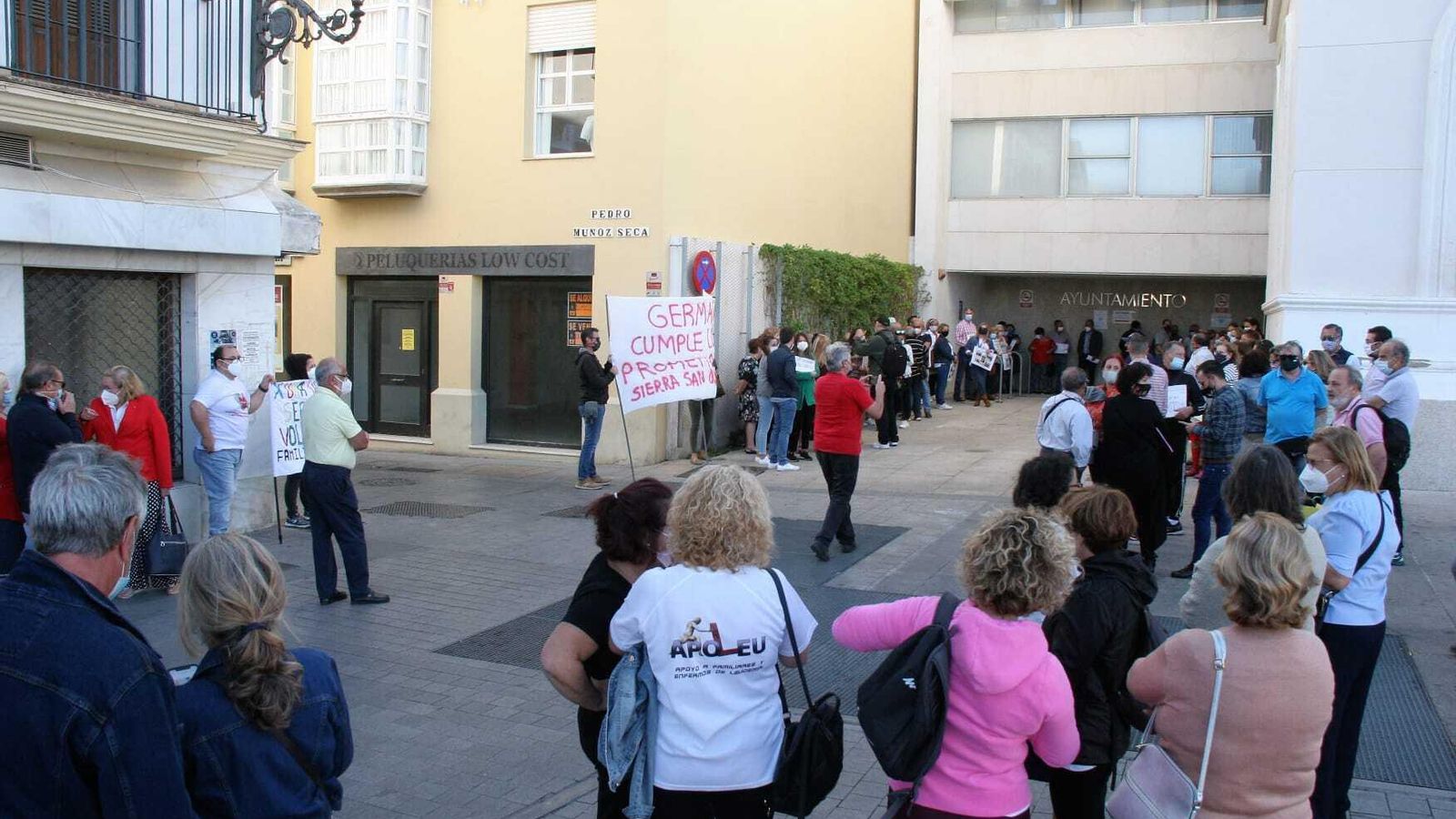 Varios colectivos locales estuvieron protestando al principio del pleno ante el Ayuntamiento.