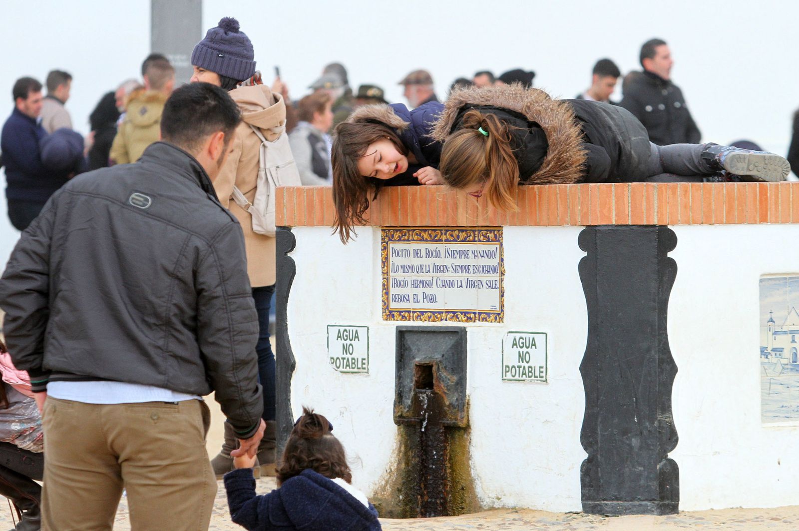 El Rocío celebra La Candelaria con la presentación de los niños a la Virgen, en imágenes