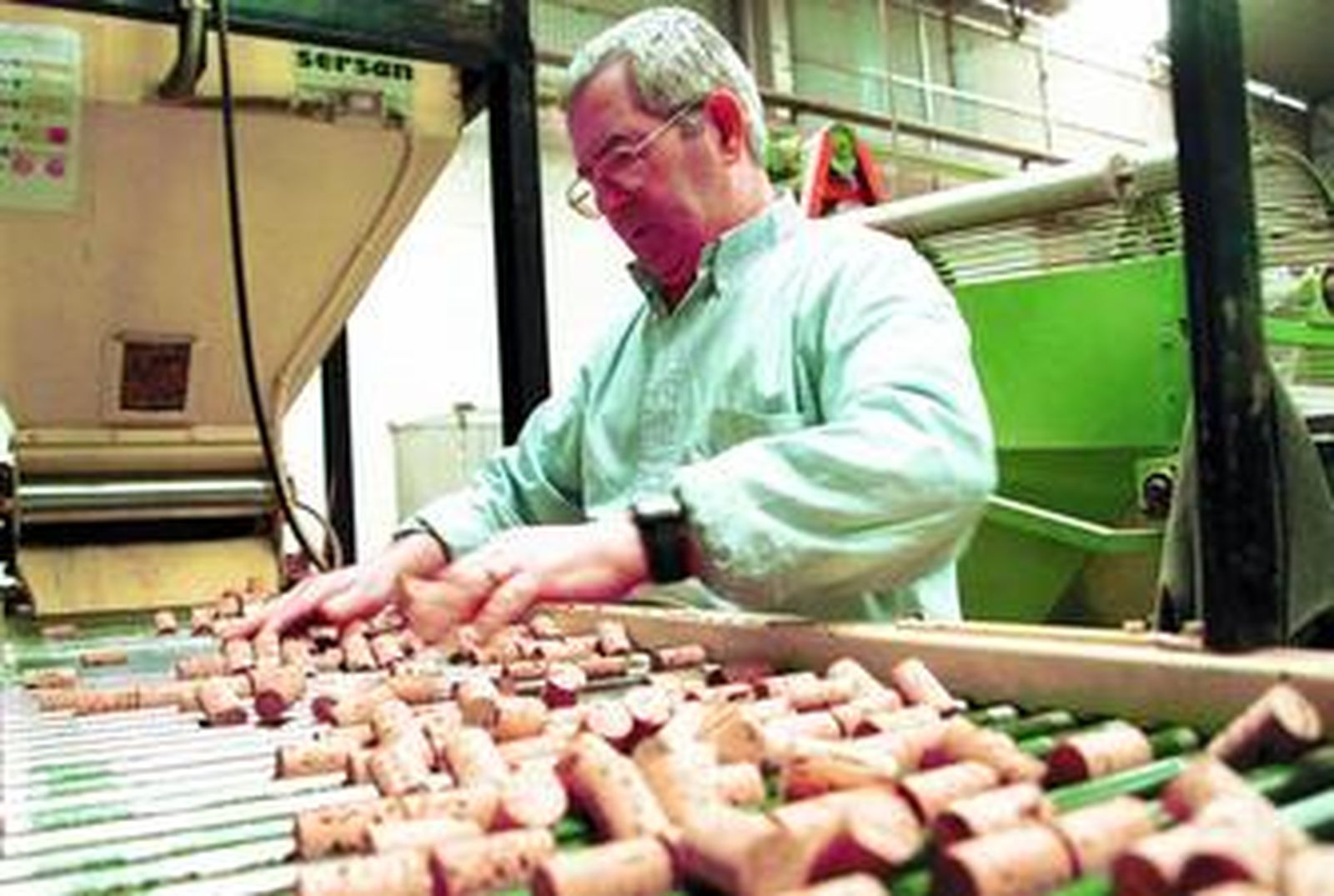 El tapón de corcho planta cara al plástico