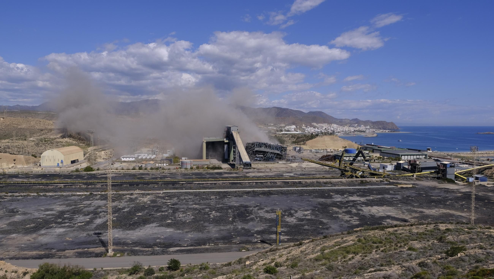 La voladura-demolición de la central térmica de Endesa en Carboneras, en imágenes