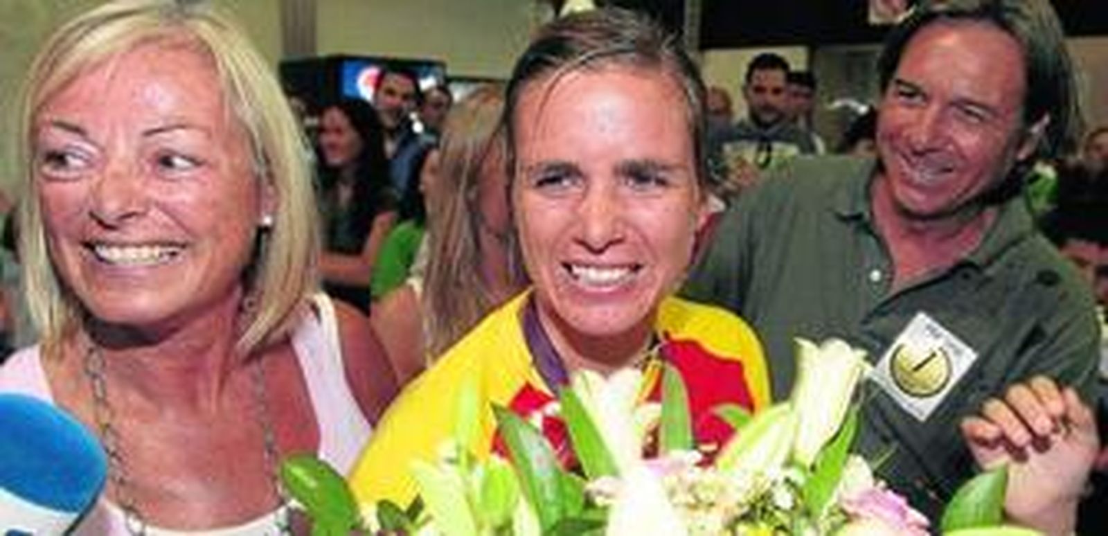 Marina Alabáu, junto a su madre, Pastora, y su padre, Juan Luis, en su llegada al aeropuerto de Sevilla.
