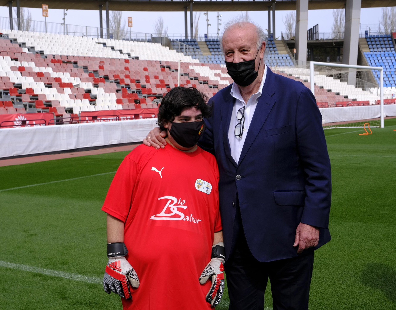 Fotogalería de la visita de Vicente del Bosque al equipo Genuine de la Fundación U.D. Almería