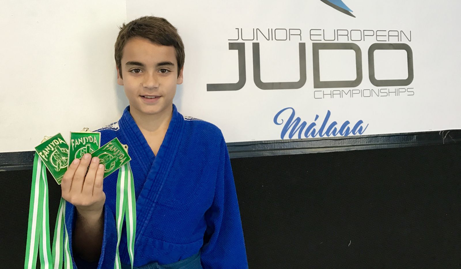 Gonzalo Estévez posa con sus tres medallas de campeón de Andalucía.