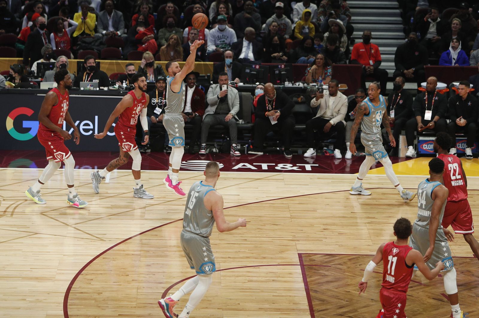 Curry lanzando un triple