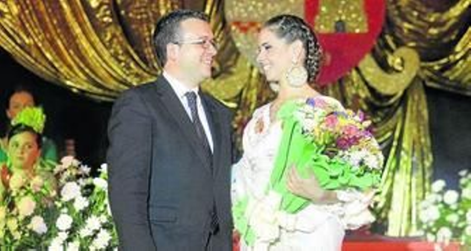 El alcalde de La Línea, Alejandro Sánchez, junto a la romera mayor, la joven linense Paula Fortes.