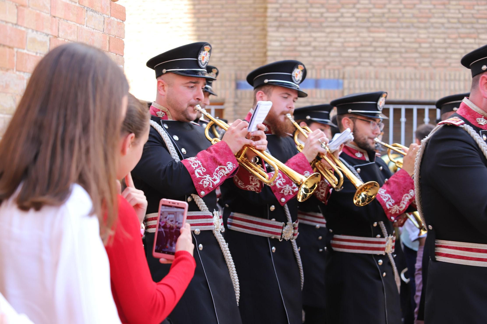 Imágenes del recorrido de la Borriquita  por las calles de Huelva