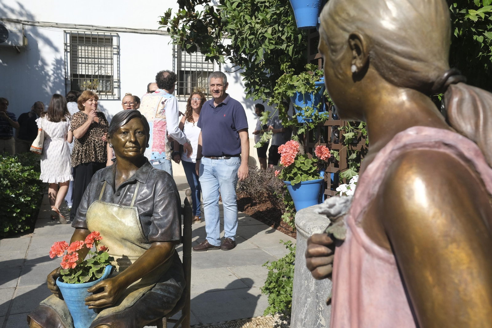 La inauguración de la nueva escultura en homenaje a los Patios de Córdoba, en imágenes