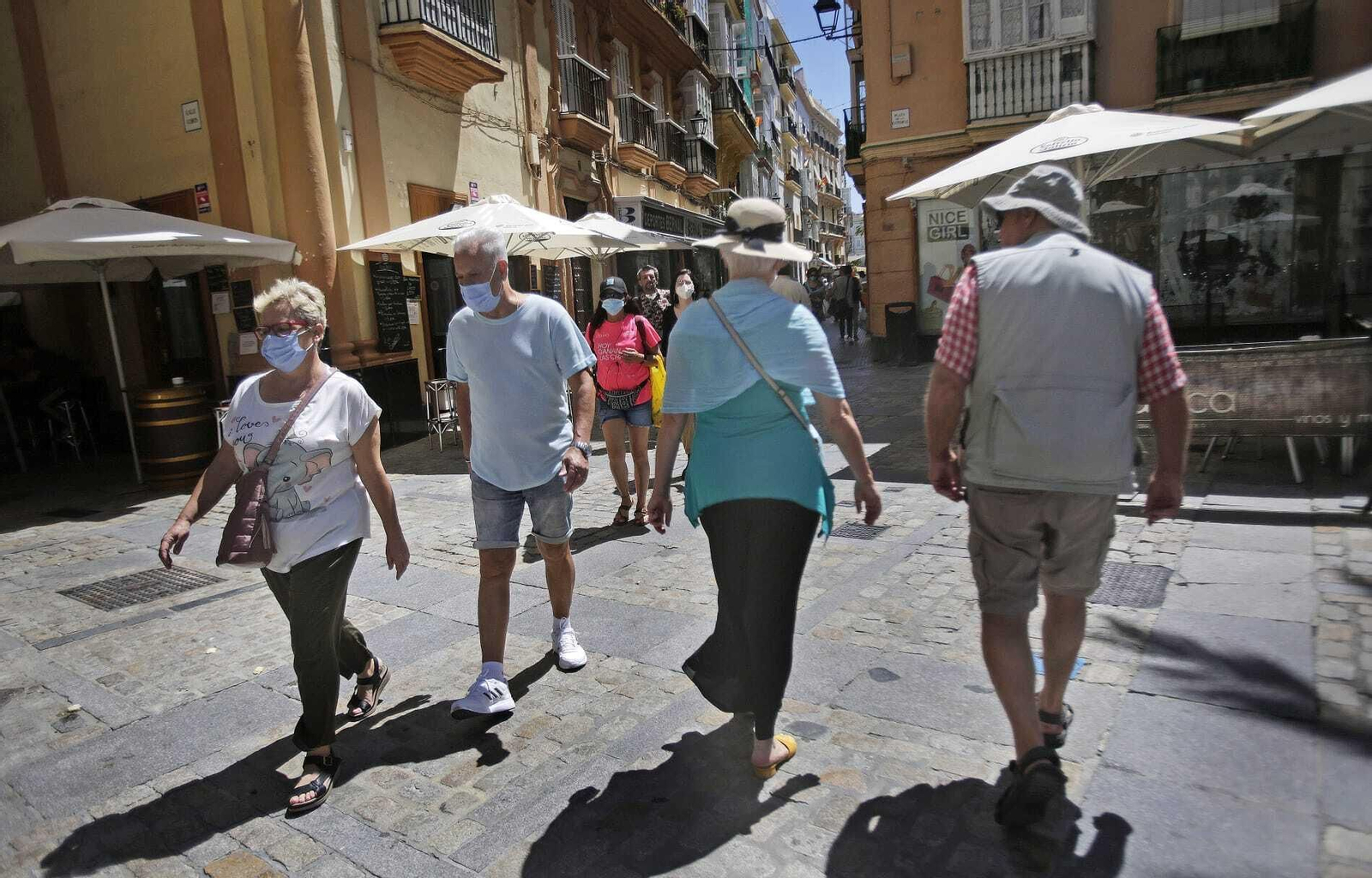 Circulación de personas en la plaza de la Catedral de Cádiz.