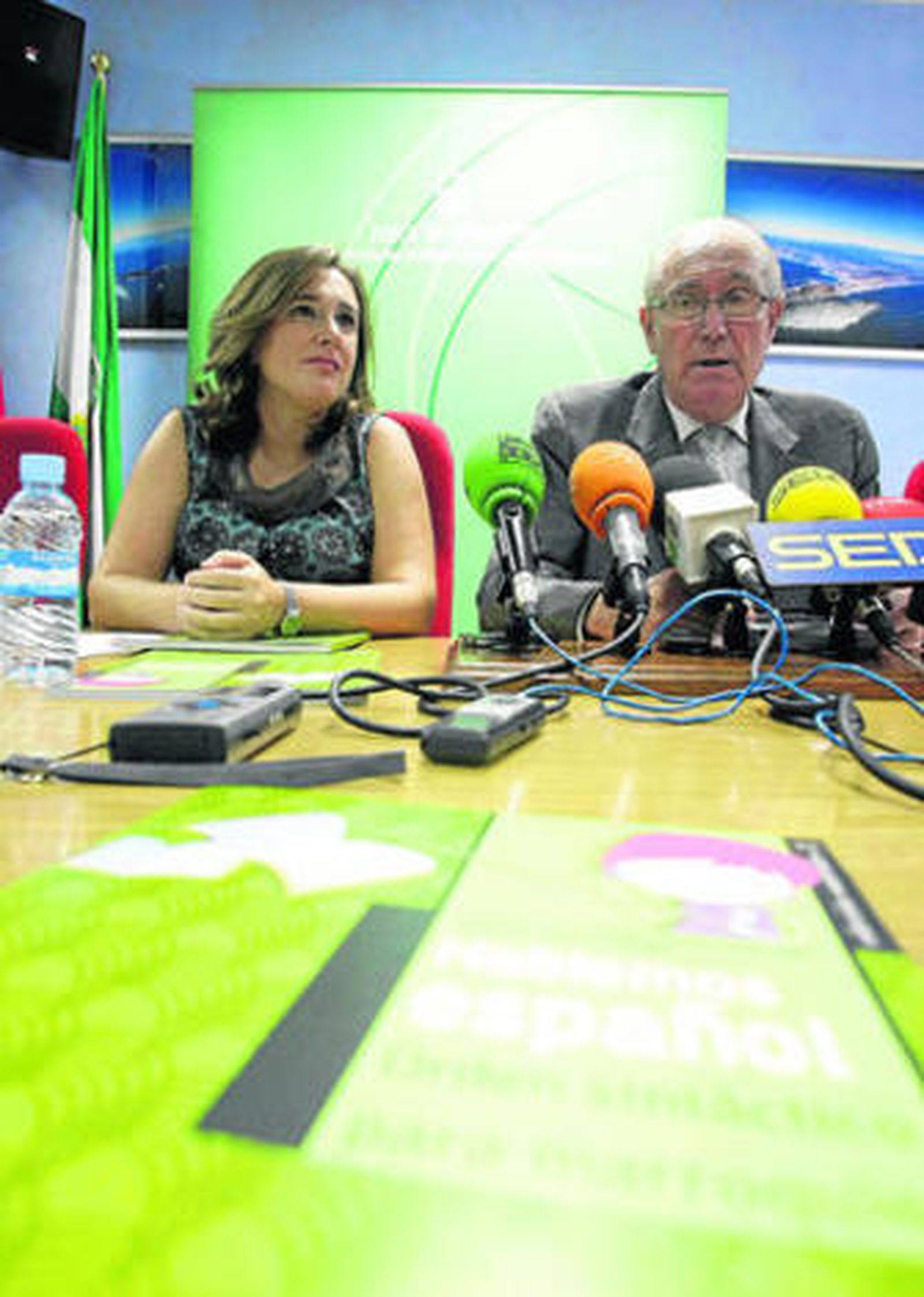 Rocío Palacios y Rafael España, ayer en la Subdelegación.