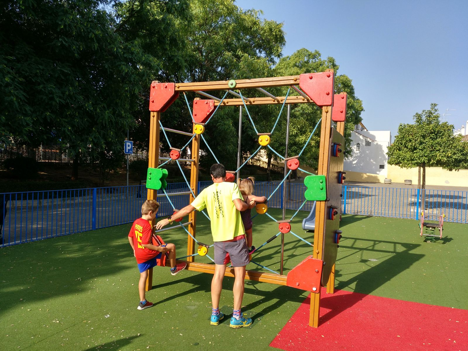Un vecino juega con sus hijos en el parque infantil de la calle Isadora Duncan.