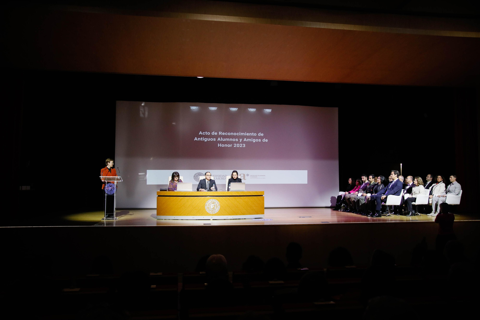 Imágenes del acto de reconocimiento a antiguos alumnos y amigos de honor en la UAL