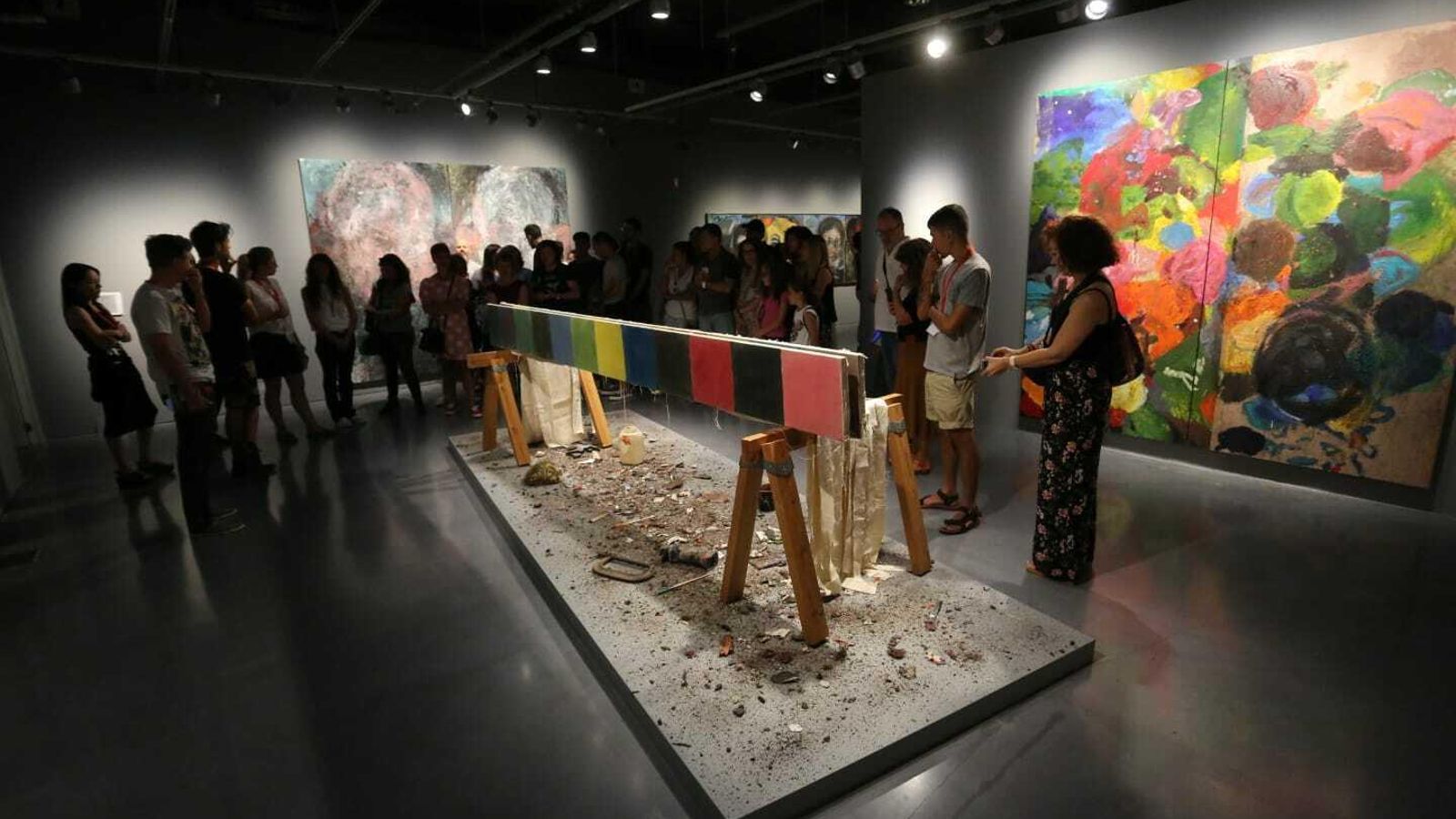 Periodistas e invitados observan una de las obras de la muestra.