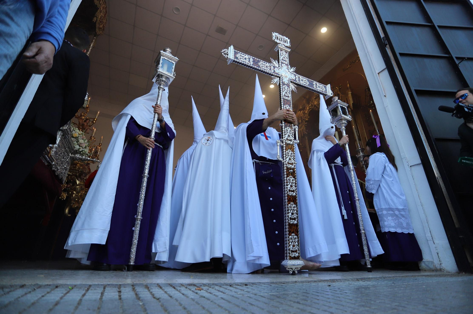 Imágenes del recorrido de la Hermandad del Cristo Cautivo de Huelva