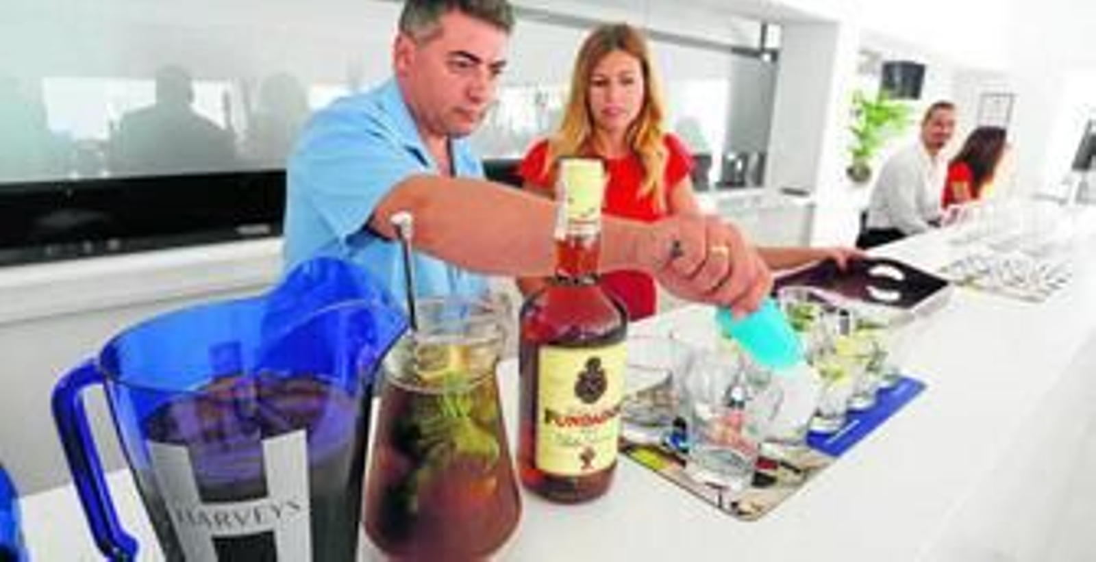 Preparación de los cócteles con vino y brandy de Jerez en el nuevo centro enoturístico de Fundador, que se inaugurará oficialmente en las Fiestas de la Vendimia.