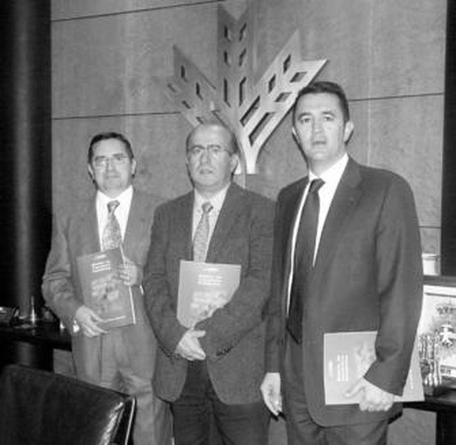 El informe fue presentado ayer por el director general de Caja Rural y el presidente de la Fundación.