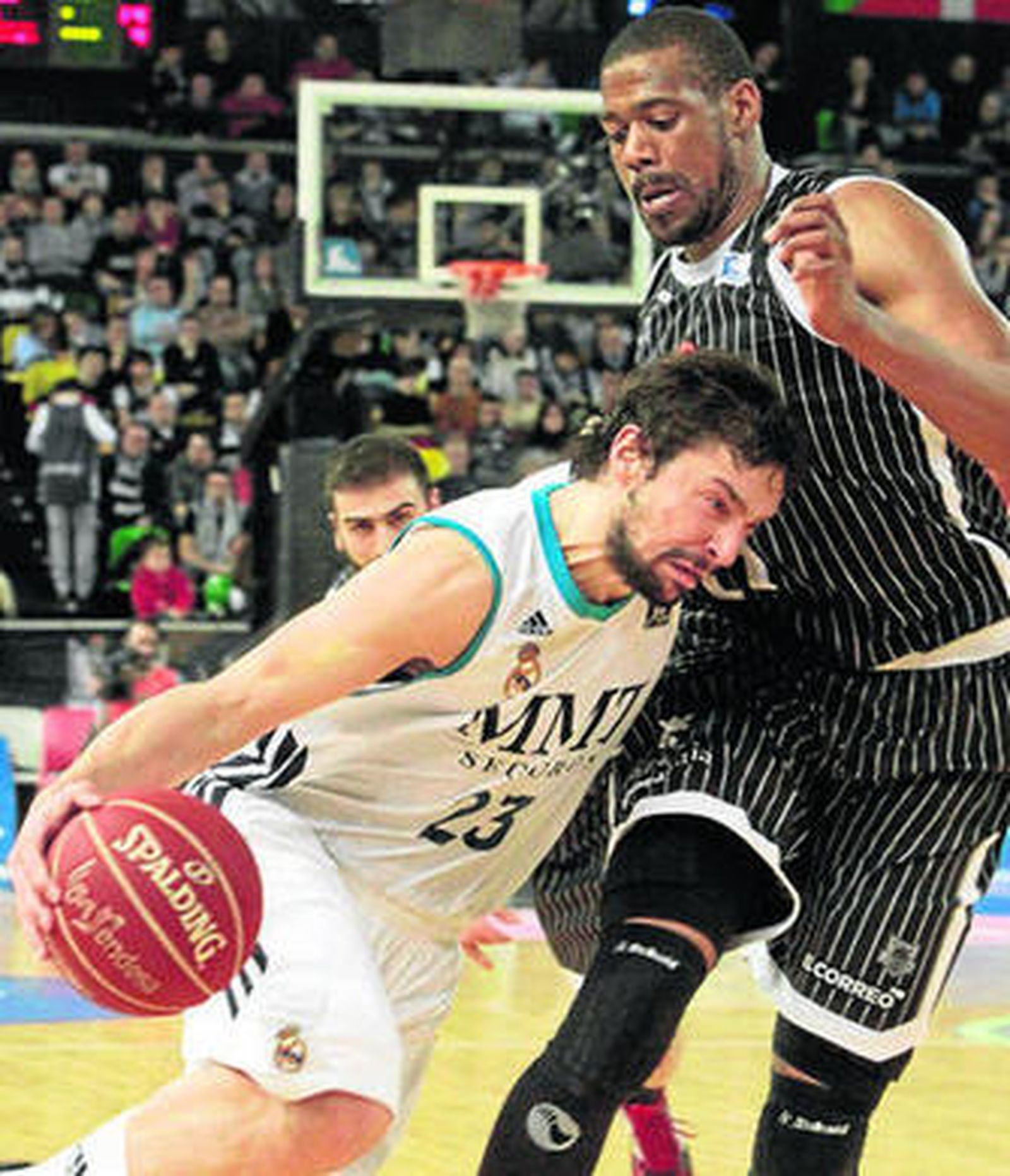 Llull avanza con el balón ante la defensa de Hamilton.