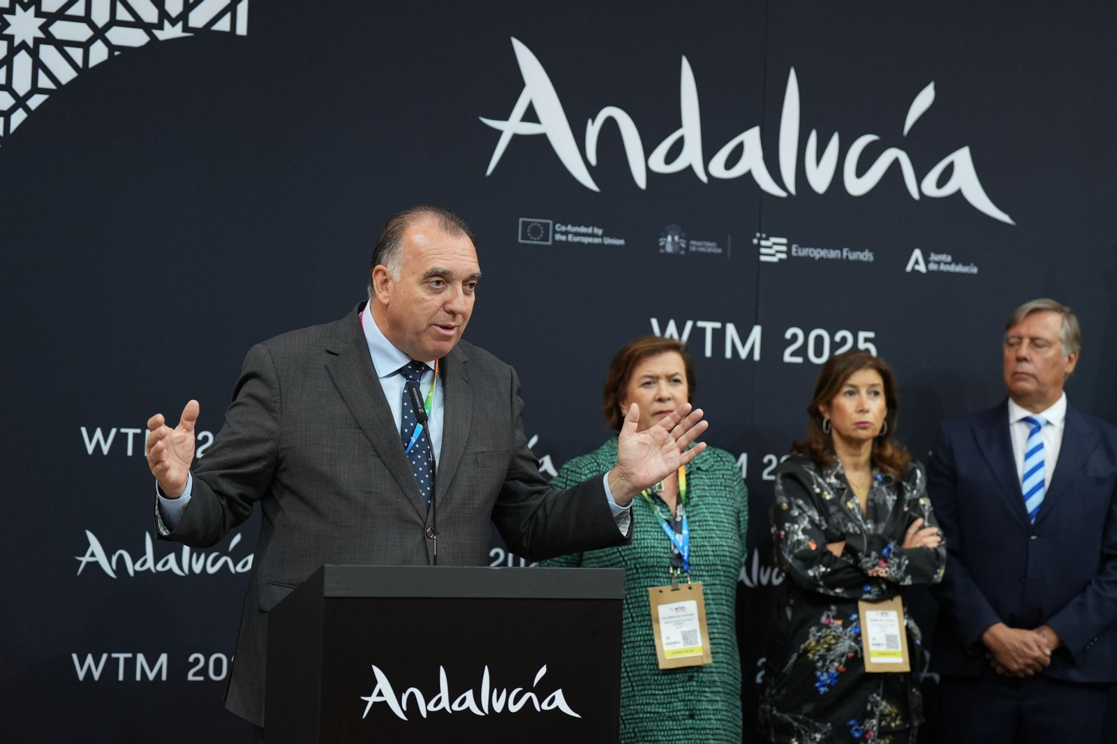 El consejero de Turismo y Andalucía Exterior de la Junta de Andalucía, Arturo  Bernal, durante la primera jornada de World Travel Market (WTM)
