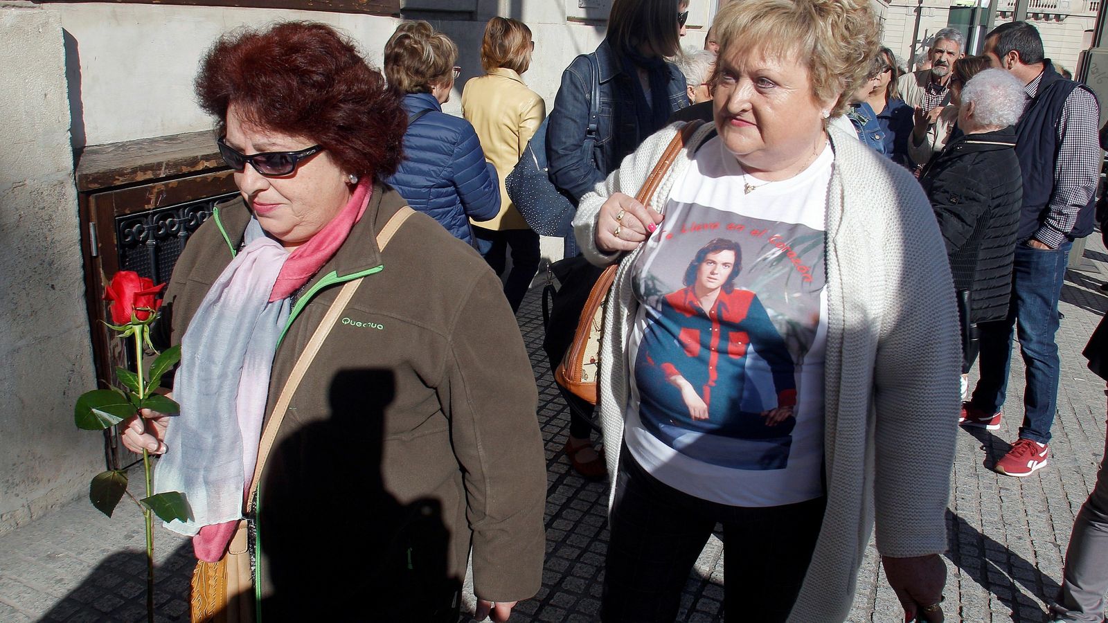 Decenas de seguidores acceden a la capilla ardiente de Camilo Sesto.